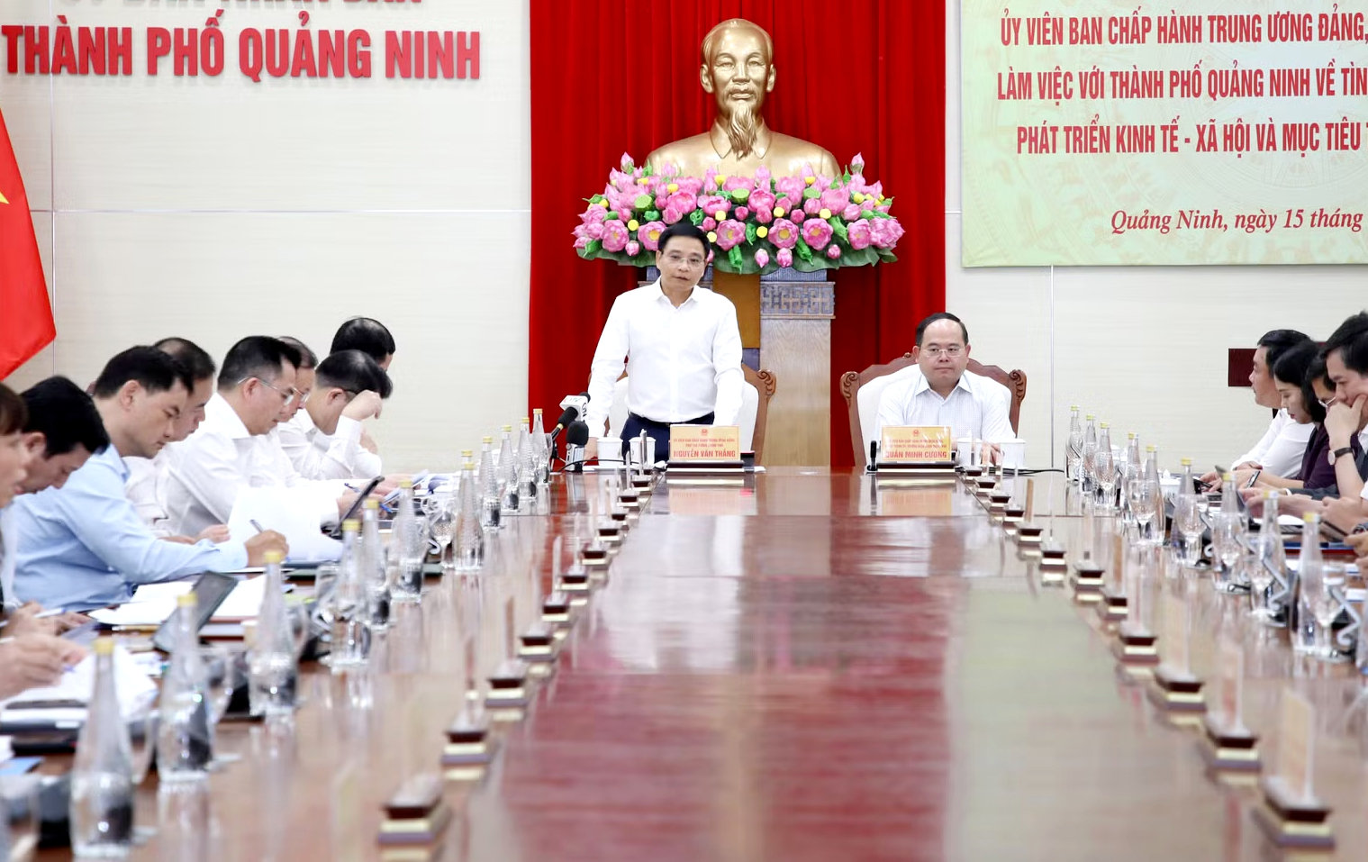 Quang cảnh buổi làm việc