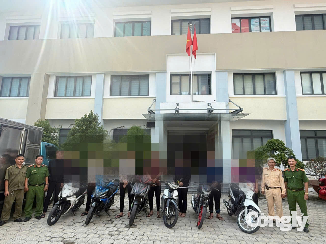 Nhóm thanh thiếu niên cùng các phương tiện tại cơ quan công an.