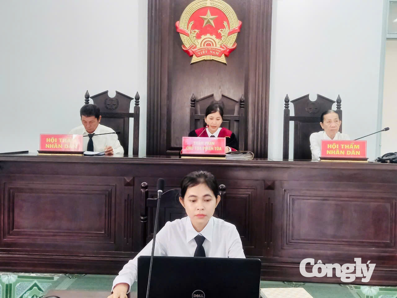 Thẩm phán Nguyễn Thị Linh Đa (ngồi giữa, phía trên) trong vai trò Chủ tọa phiên tòa, thể hiện sự nghiêm túc, bản lĩnh và trách nhiệm trong hoạt động xét xử.
