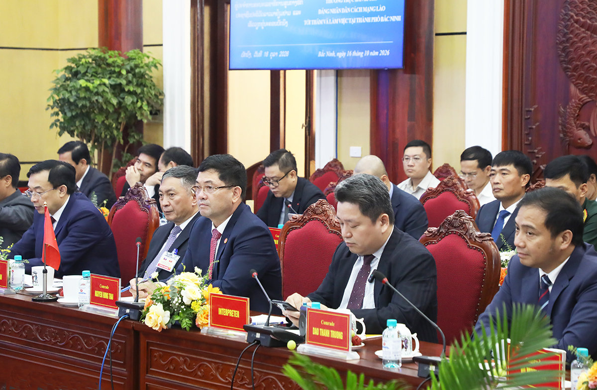  Đồng chí Nguyễn Hồng Thái, Bí thư Thành ủy Bắc Ninh (thứ 3 từ phải qua) phát biểu tại buổi làm việc. 