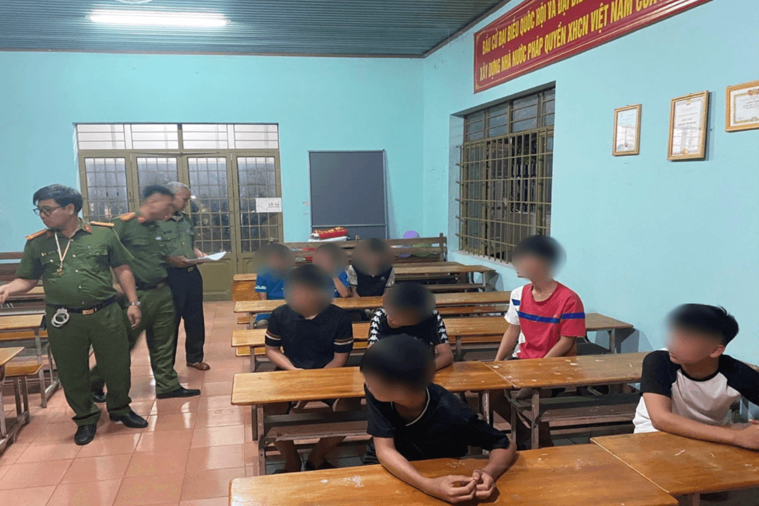 Công an làm việc với nhóm học sinh