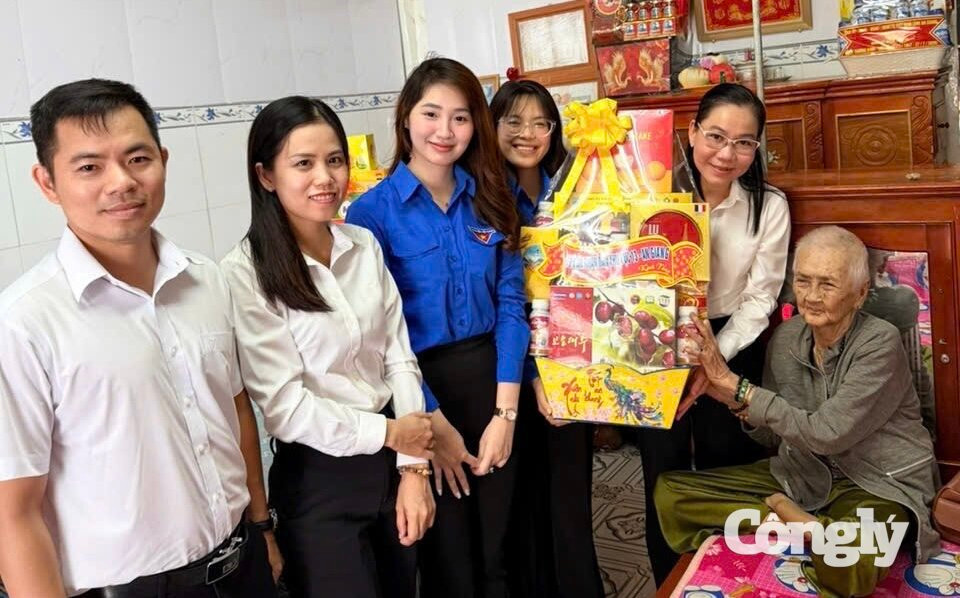 Lãnh đạo TAND khu vực 13 cùng cán bộ và đoàn viên thanh niên đơn vị thăm hỏi Mẹ Việt Nam Anh hùng La Thị Lên ở xã Vĩnh Thạnh Trung