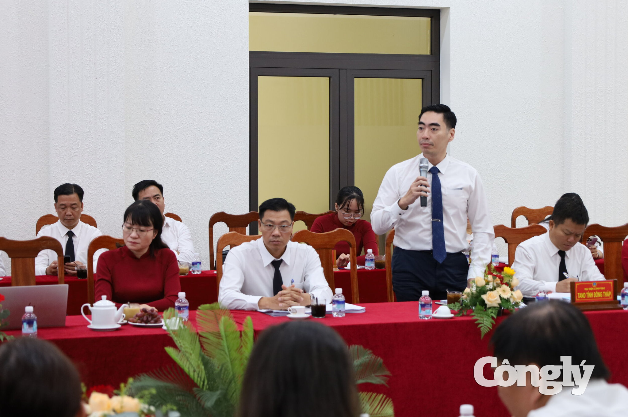 Đại biểu thảo luận tại hội nghị (2)