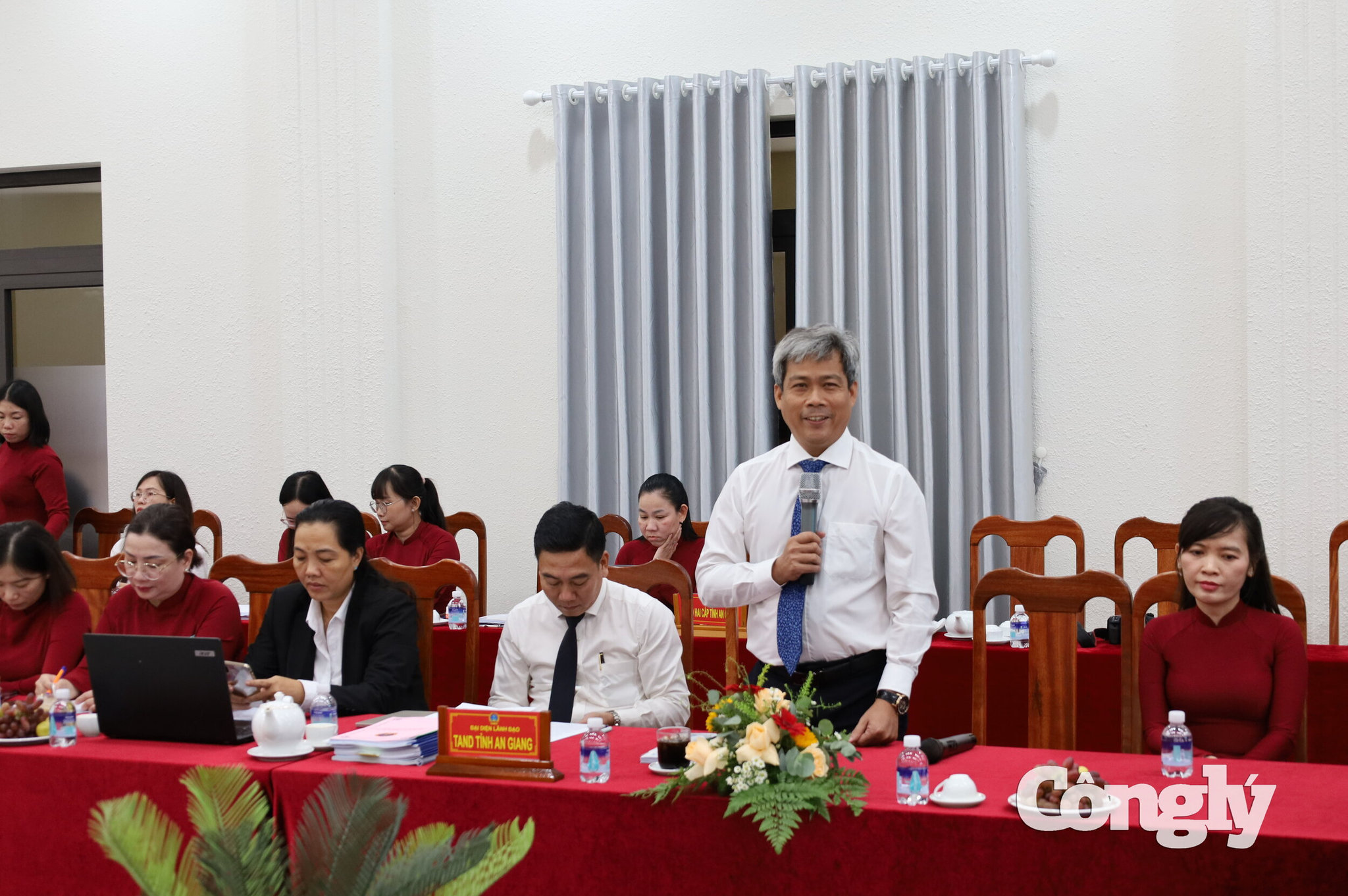 Đại biểu thảo luận tại hội nghị