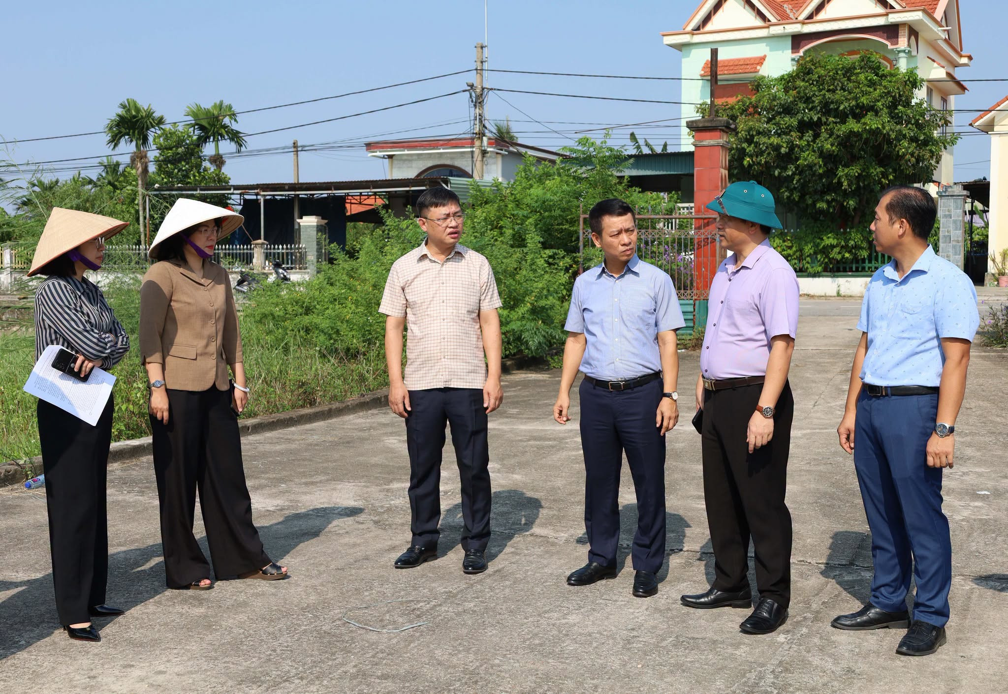 Đoàn giám sát HĐND thành phố khảo sát thực tế tại điểm trường Mầm non khu Đồng Mát, khu phố Bùi Xá (phường Hà An) về mục đích sử dụng sau chuyển đổi công năng thành sân tập thể dục, sinh hoạt cộng đồng.