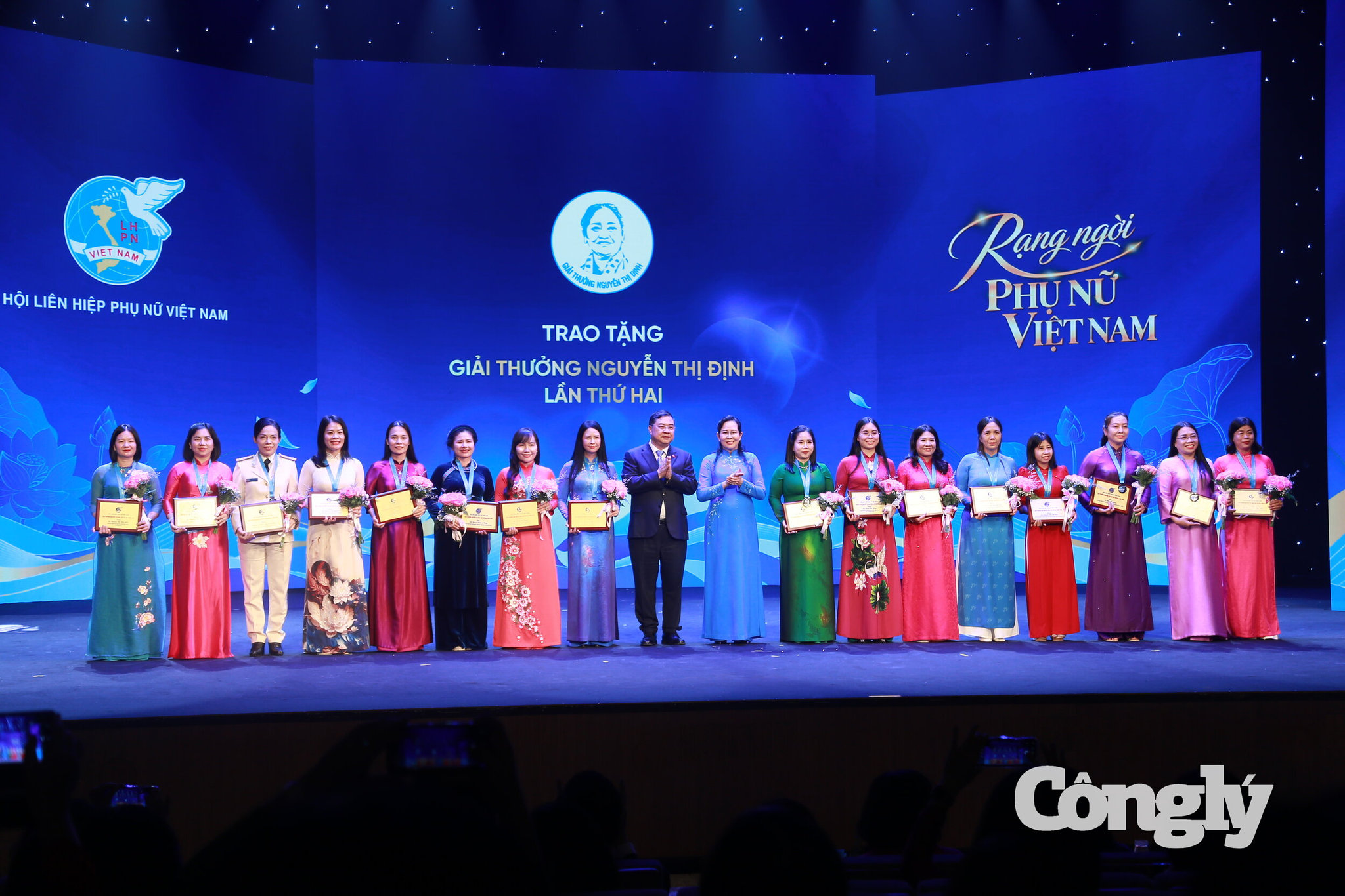 Ủy viên Bộ Chính trị, Phó Thủ tướng Thường trực Chính phủ Phạm Gia Túc và Ủy viên TW Đảng, Phó Chủ tịch UBTƯ MTTQ Việt Nam, Chủ tịch Hội LHPN Việt Nam Lê Thị Thủy trao Giải thưởng Nguyễn Thị Định năm 2026 cho các cán bộ Hội xuất sắc
