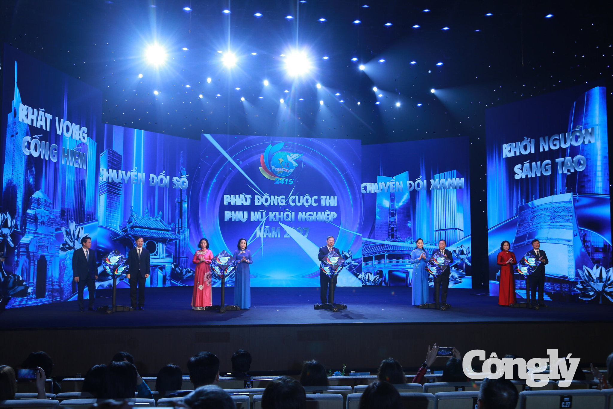 Ủy viên Bộ Chính trị, Phó Thủ tướng Thường trực Chính phủ Phạm Gia Túc (giữa) và các đồng chí lãnh đạo Đảng, Nhà nước, Quốc hội, UBTW MTTQ Việt Nam, Hội LHPN Việt Nam thực hiện nghi thức phát động Cuộc thi