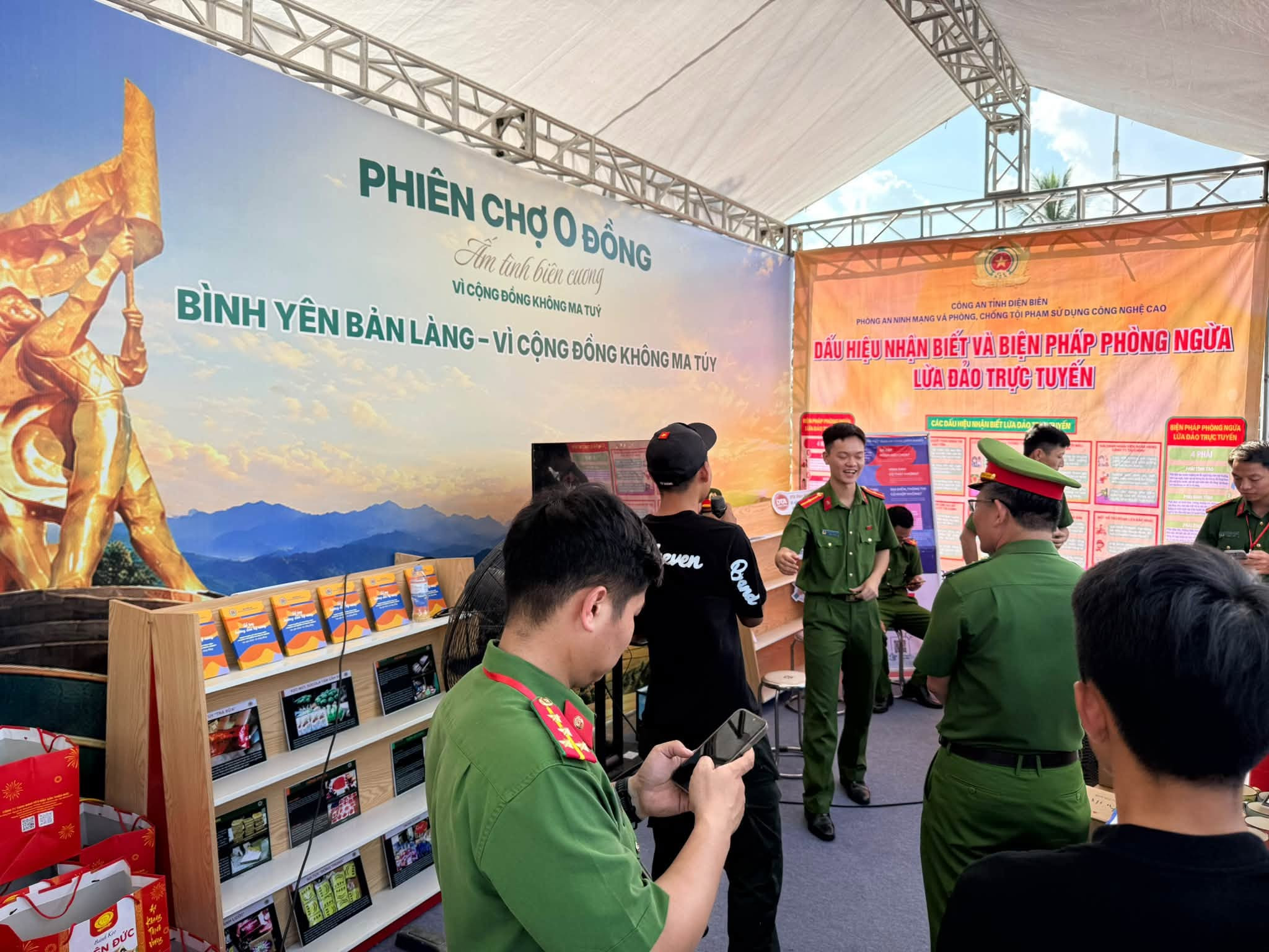 Phiên chợ 0 đồng do Công an tỉnh Điện Biên phối hợp tổ chức