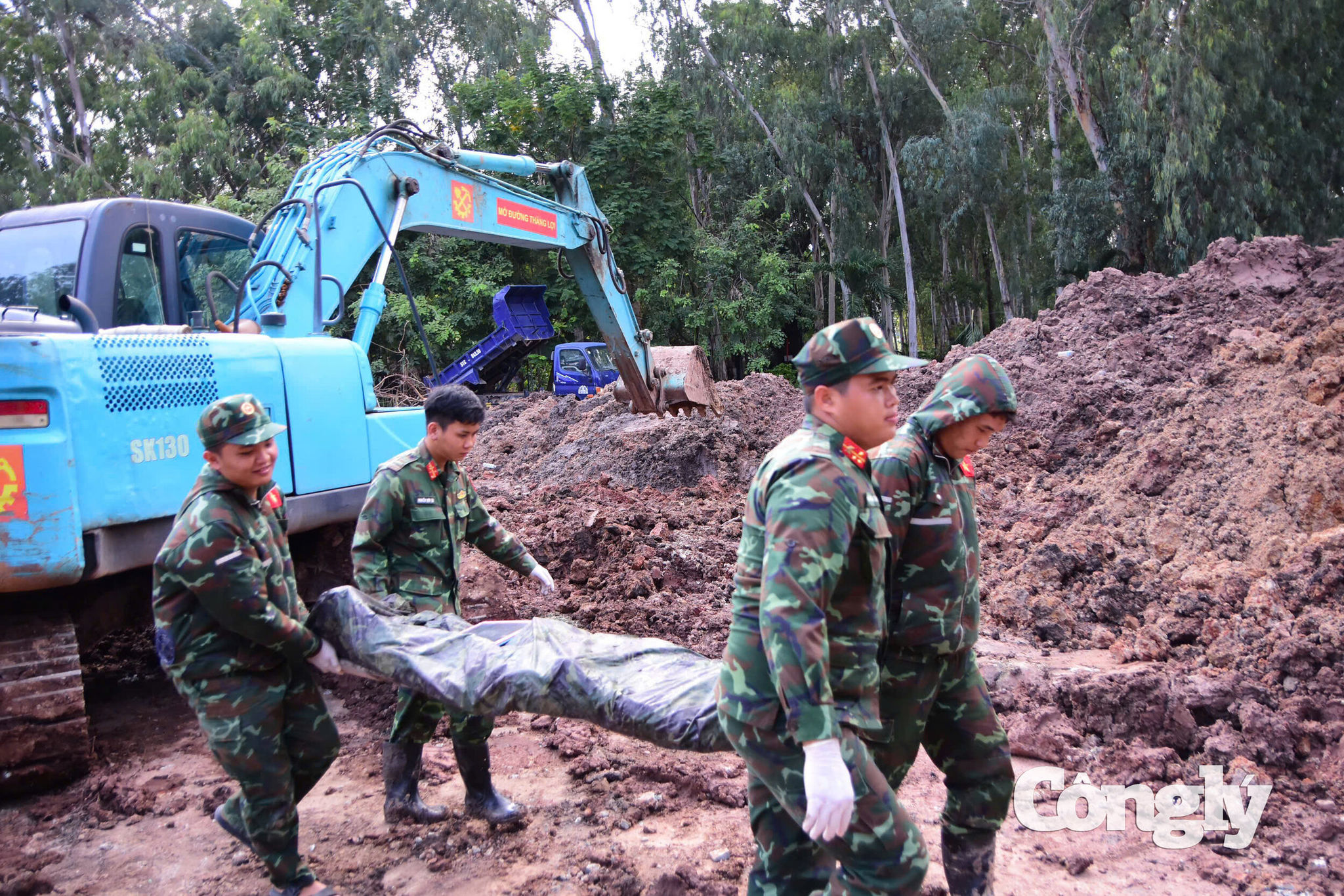 Công tác tìm kiếm, quy tập hài cốt liệt sĩ tại Công viên Lê Thị Riêng đang tiếp tục được triển khai.