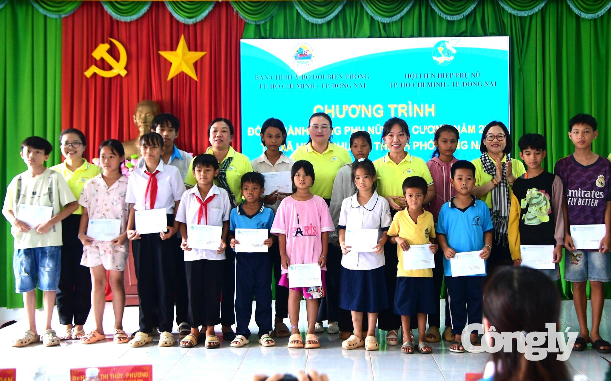 Hội LHPN TP.HCM tặng học bổng cho các em học sinh vượt khó học tốt.