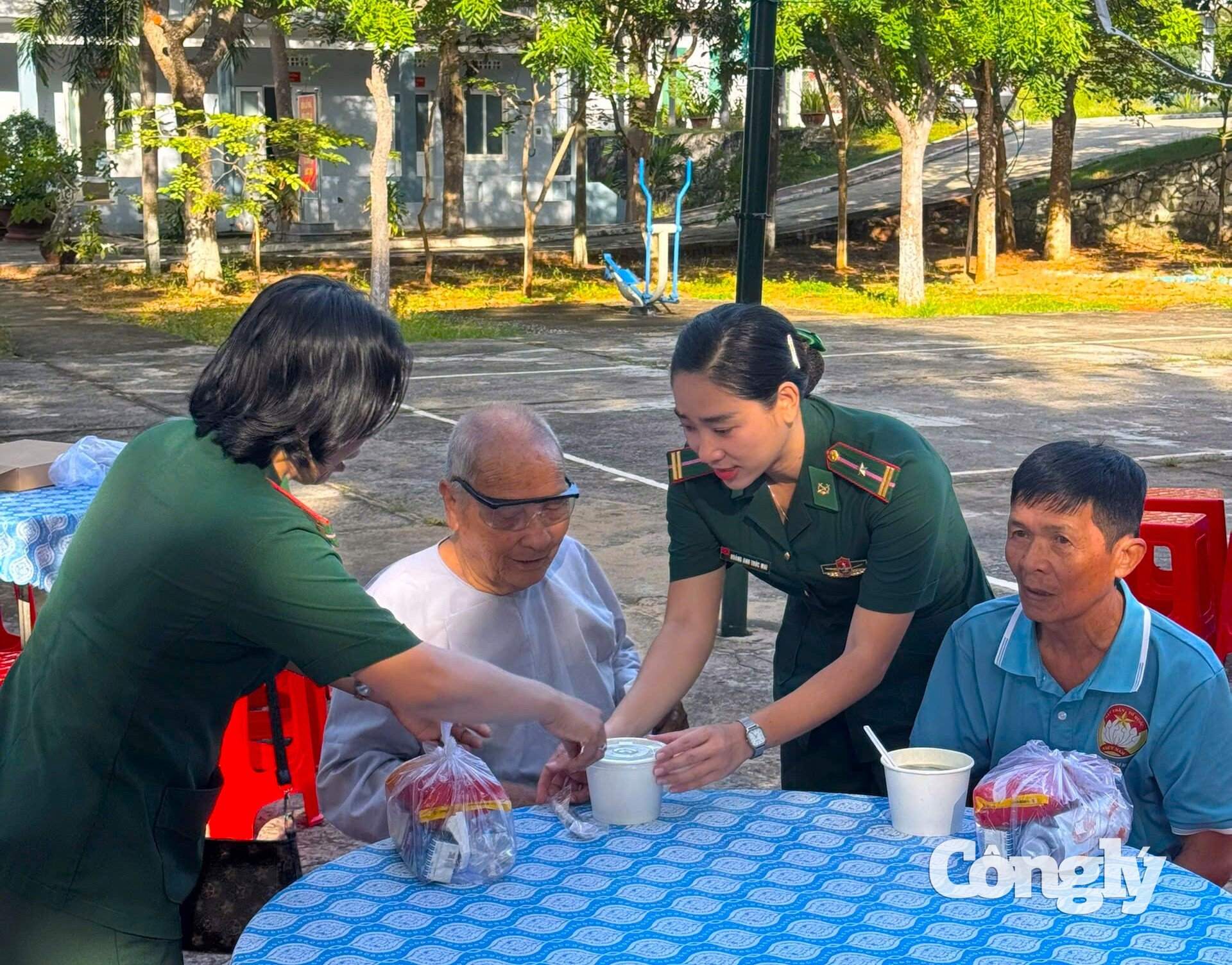Chăm sóc bữa ăn an sinh cho người cao tuổi.
