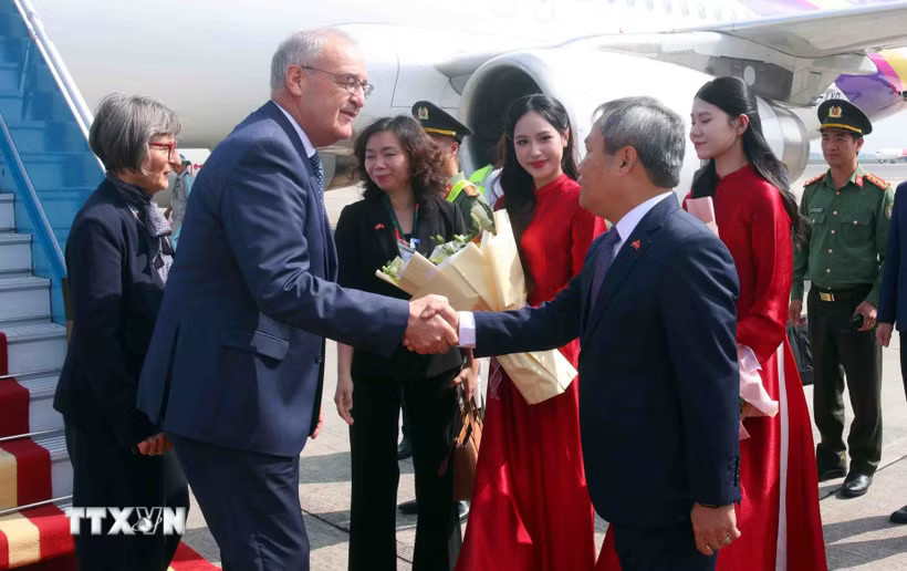 Chủ tịch Ủy ban Nhân dân thành phố Hà Nội Vũ Đại Thắng đón Tổng thống Liên bang Thụy Sĩ Guy Parmelin và Phu nhân tại sân bay quốc tế Nội Bài, Hà Nội. (Ảnh: Phạm Kiên/TTXVN)