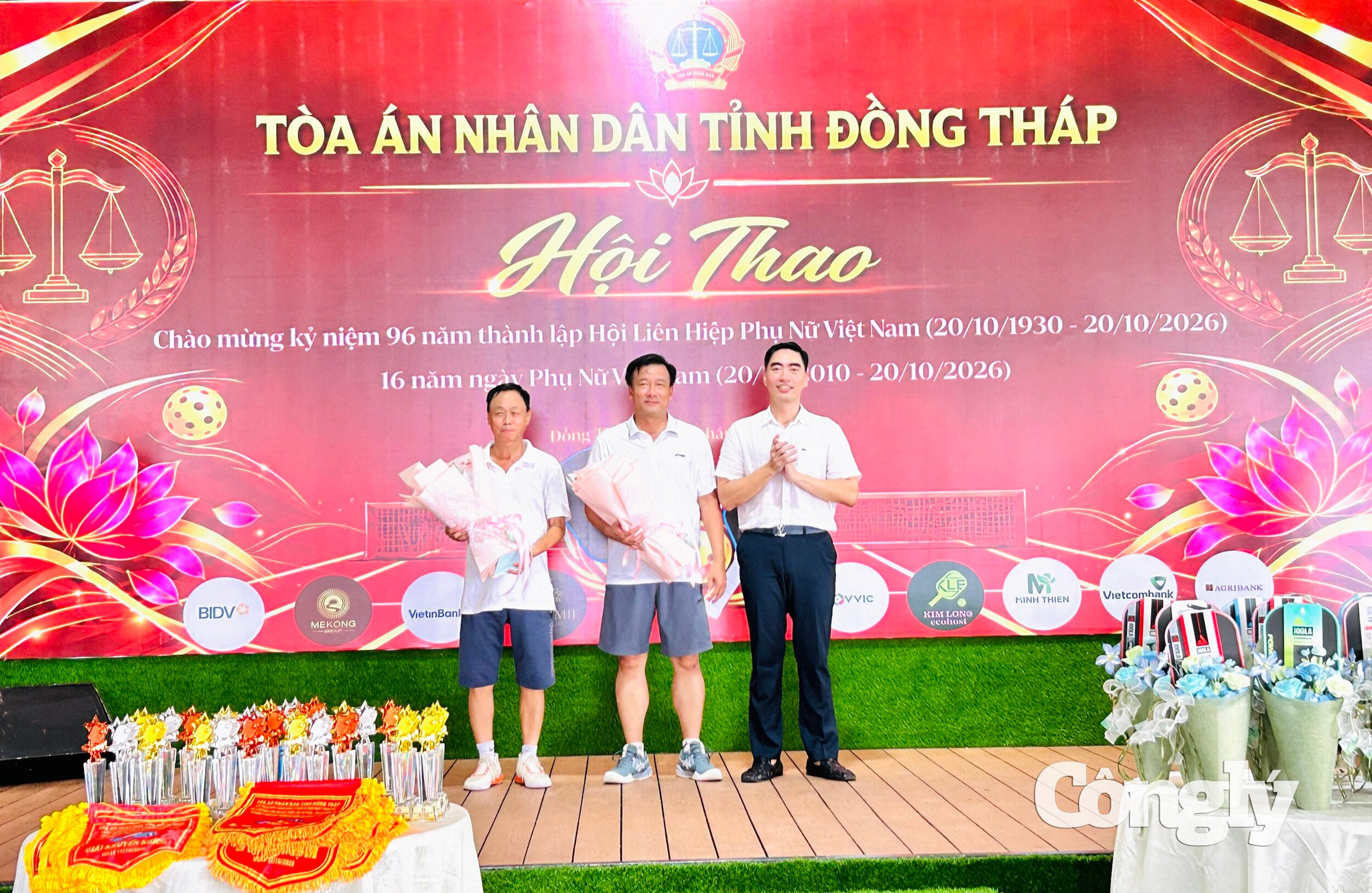 Ông Bùi Thái Hùng, Chánh án TAND tỉnh Đồng Tháp tặng hoa cho ông Nguyễn Phước Thiện, Chủ tịch UBND tỉnh Đồng Tháp và Đại tá Trà Quang Thanh, Phó Giám đốc Công an tỉnh Đồng Tháp.