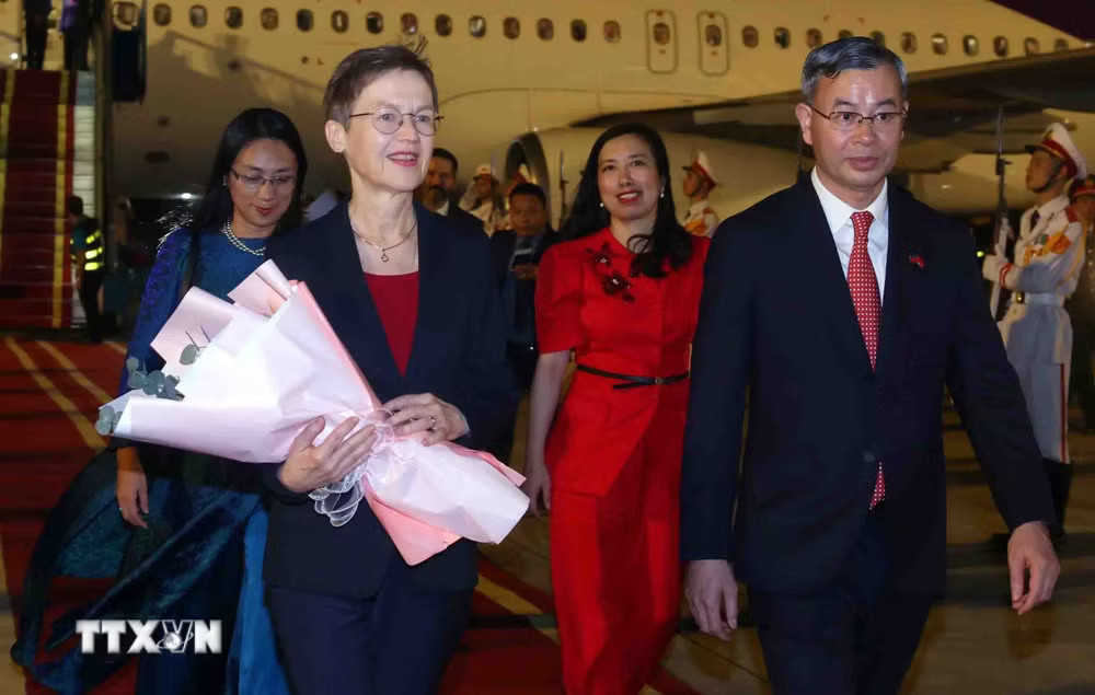 Bộ trưởng Bộ Tài chính Ngô Văn Tuấn đón Thủ tướng Công quốc Liechtenstein Brigitte Haas tại sân bay quốc tế Nội Bài, Hà Nội. (Ảnh: Phạm Kiên/TTXVN) ttxvn_thu-tuong-liechtenstein-bat-dau-tham-chinh-thuc-viet-nam-4.jpg