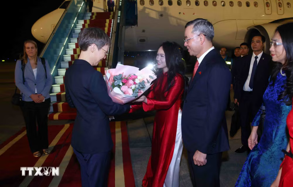 Bộ trưởng Bộ Tài chính Ngô Văn Tuấn đón Thủ tướng Công quốc Liechtenstein Brigitte Haas tại sân bay quốc tế Nội Bài, Hà Nội. (Ảnh: Phạm Kiên/TTXVN) ttxvn_thu-tuong-liechtenstein-bat-dau-tham-chinh-thuc-viet-nam-3.jpg