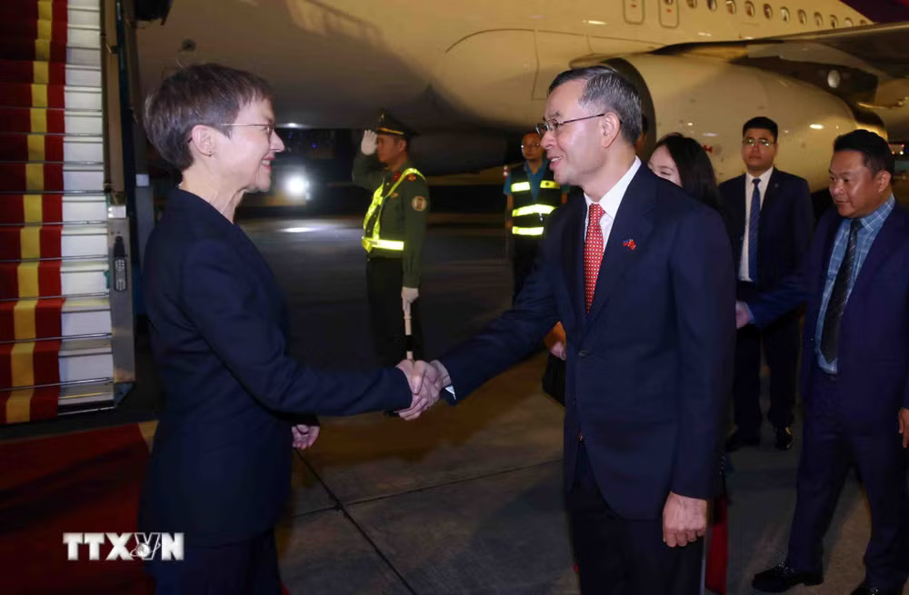 Bộ trưởng Bộ Tài chính Ngô Văn Tuấn đón Thủ tướng Công quốc Liechtenstein Brigitte Haas tại sân bay quốc tế Nội Bài, Hà Nội. (Ảnh: Phạm Kiên/TTXVN) ttxvn_thu-tuong-liechtenstein-bat-dau-tham-chinh-thuc-viet-nam-2.jpg