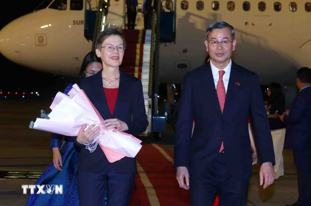 Bộ trưởng Bộ Tài chính Ngô Văn Tuấn đón Thủ tướng Công quốc Liechtenstein Brigitte Haas tại sân bay quốc tế Nội Bài, Hà Nội. (Ảnh: Phạm Kiên/TTXVN) ttxvn_thu-tuong-liechtenstein-bat-dau-tham-chinh-thuc-viet-nam-1.jpg