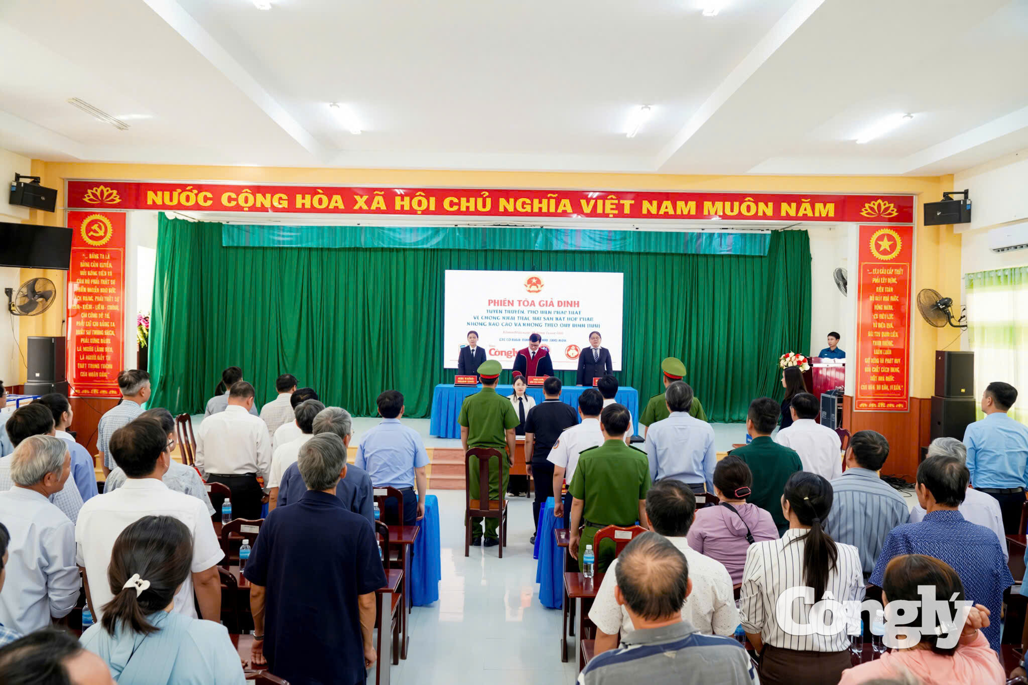 Phiên tòa giả định tuyên truyền pháp luật về chống khai thác hải sản bất hợp pháp, không báo cáo và không theo quy định (IUU).