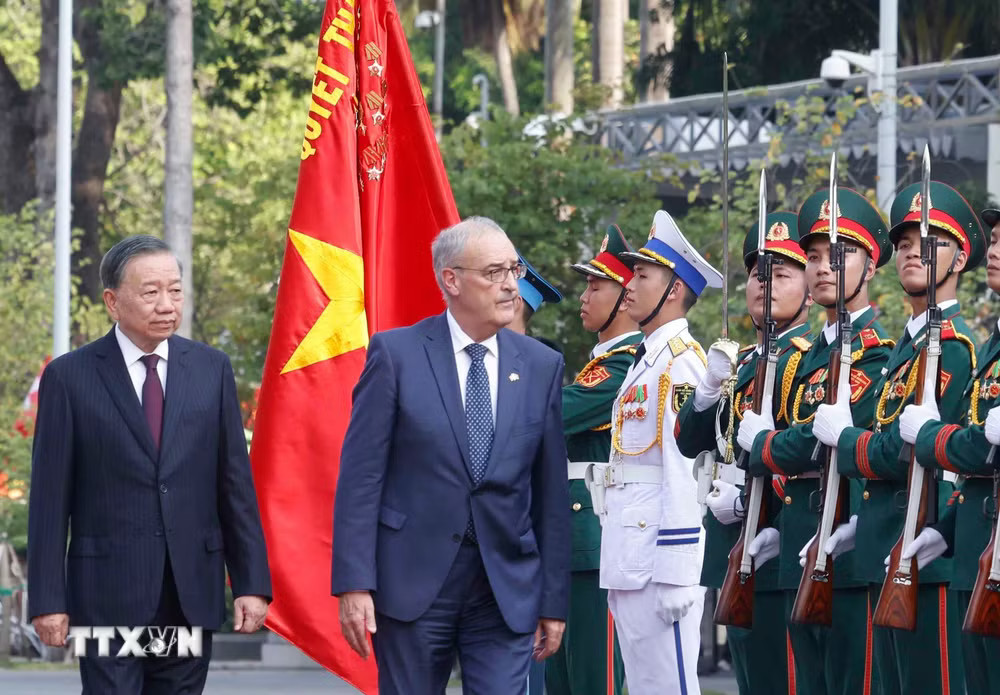 Tổng Bí thư, Chủ tịch nước Tô Lâm và Tổng thống Thụy Sĩ Guy Parmelin duyệt Đội danh dự Quân đội nhân dân Việt Nam. (Ảnh: Thống Nhất/TTXVN) ttxvn_le-don-trong-the-tong-thong-thuy-si-va-phu-nhan-tham-chinh-thuc-viet-nam-9094641-2.jpg