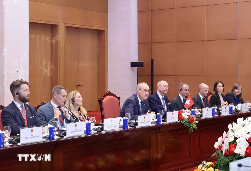 Tổng thống Guy Parmelin và thành viên đoàn cấp cao Thụy Sĩ tại cuộc hội đàm với Tổng Bí thư, Chủ tịch nước Tô Lâm. (Ảnh: Thống Nhất/TTXVN) ttxvn_tong-bi-thu-chu-tich-nuoc-to-lam-hoi-dam-voi-tong-thong-thuy-si-9094790-1.jpg