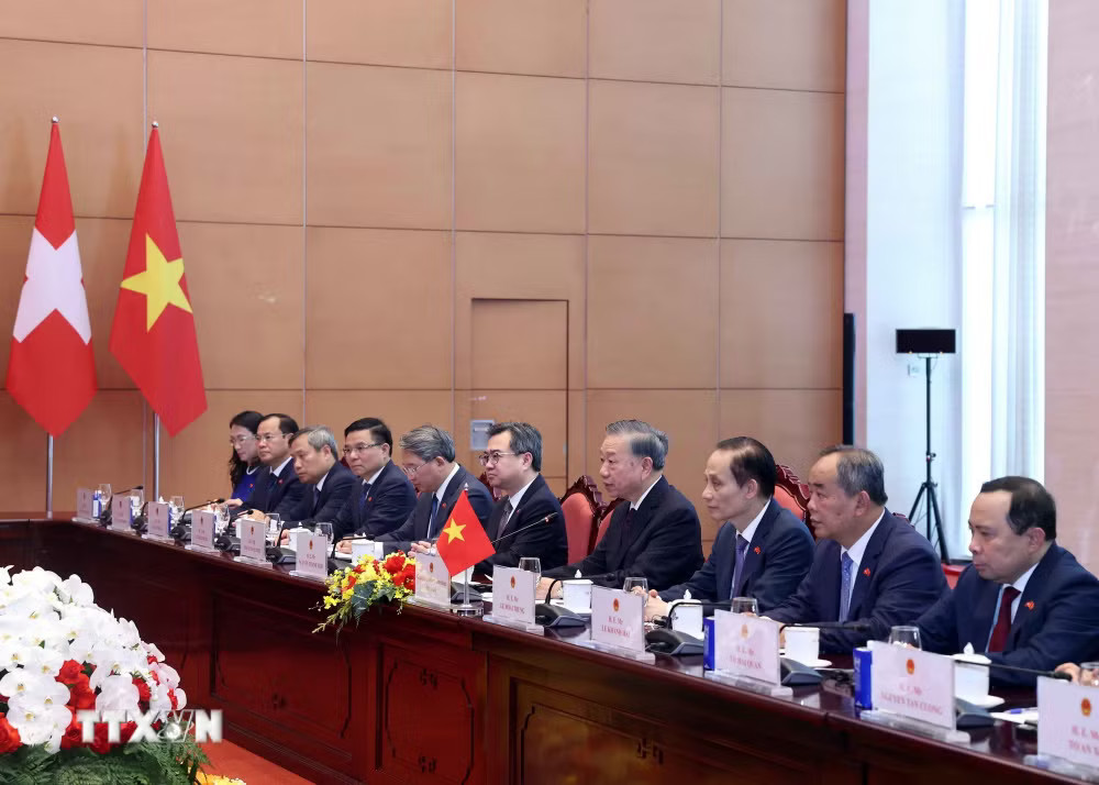 Tổng Bí thư, Chủ tịch nước Tô Lâm và thành viên đoàn cấp cao Việt Nam tại cuộc hội đàm với Tổng thống Thụy Sĩ Guy Parmelin. (Ảnh: Thống Nhất/TTXVN) ttxvn_tong-bi-thu-chu-tich-nuoc-to-lam-hoi-dam-voi-tong-thong-thuy-si-9094790-2.jpg