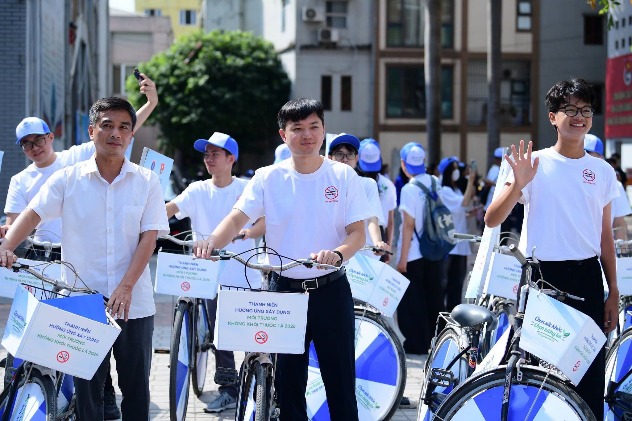 tuyen truyen phong chong tac hai thuoc la di xe dap