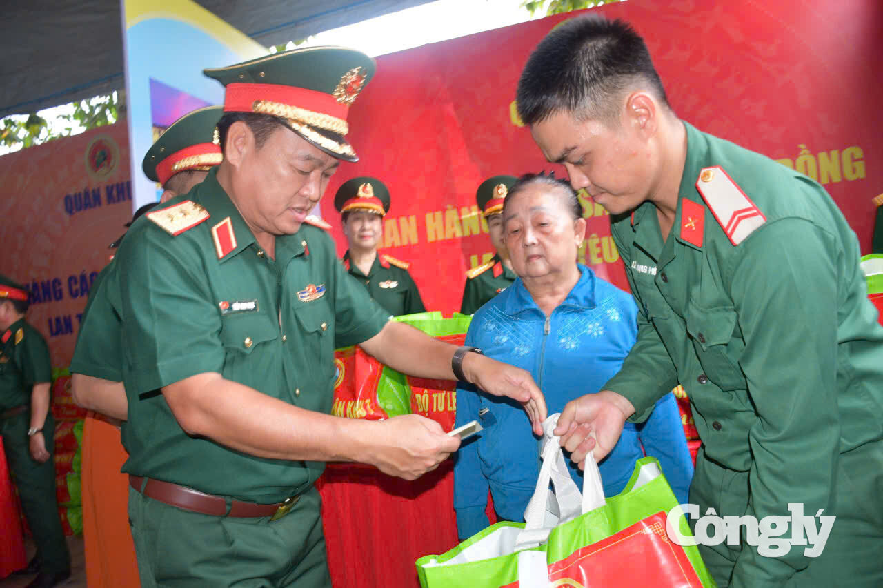 Tặng quà cho người dân khó khăn.