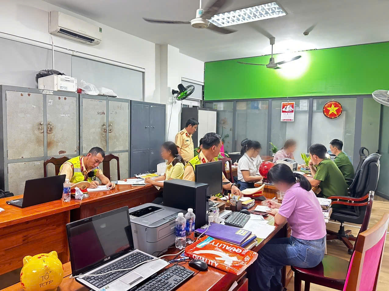 6 phụ nữ ngồi giữa đường đèo Hải Vân chụp ảnh bị phạt 1,5 triệu đồng.