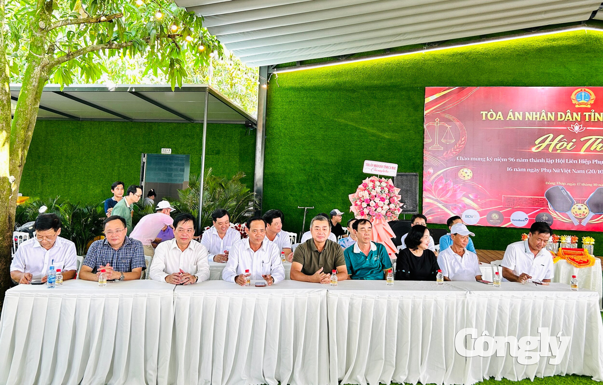 Các đại biểu tham dự.
