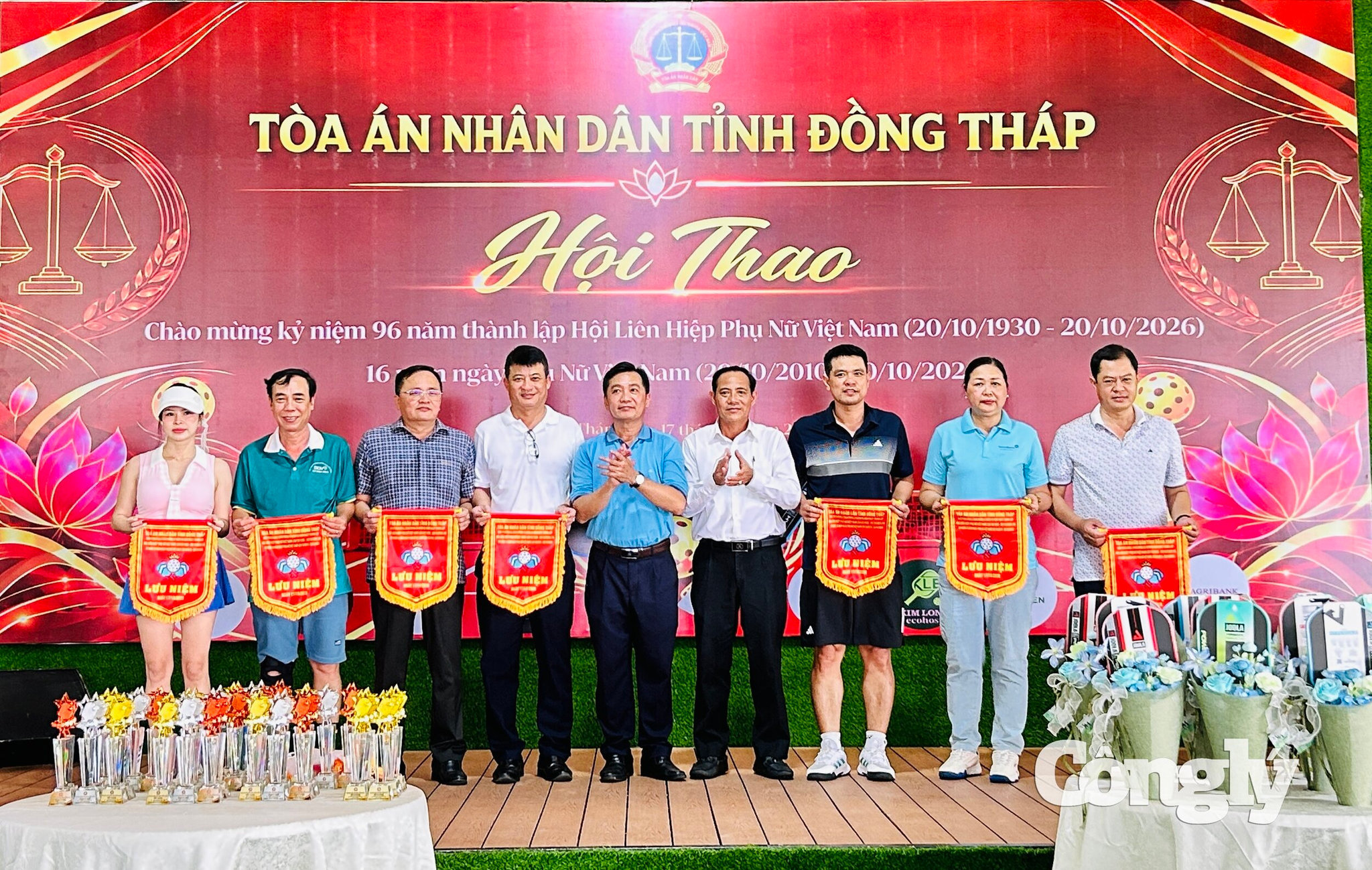 Ban tổ chức trao cờ lưu niệm cho các đơn vị tài trợ.
