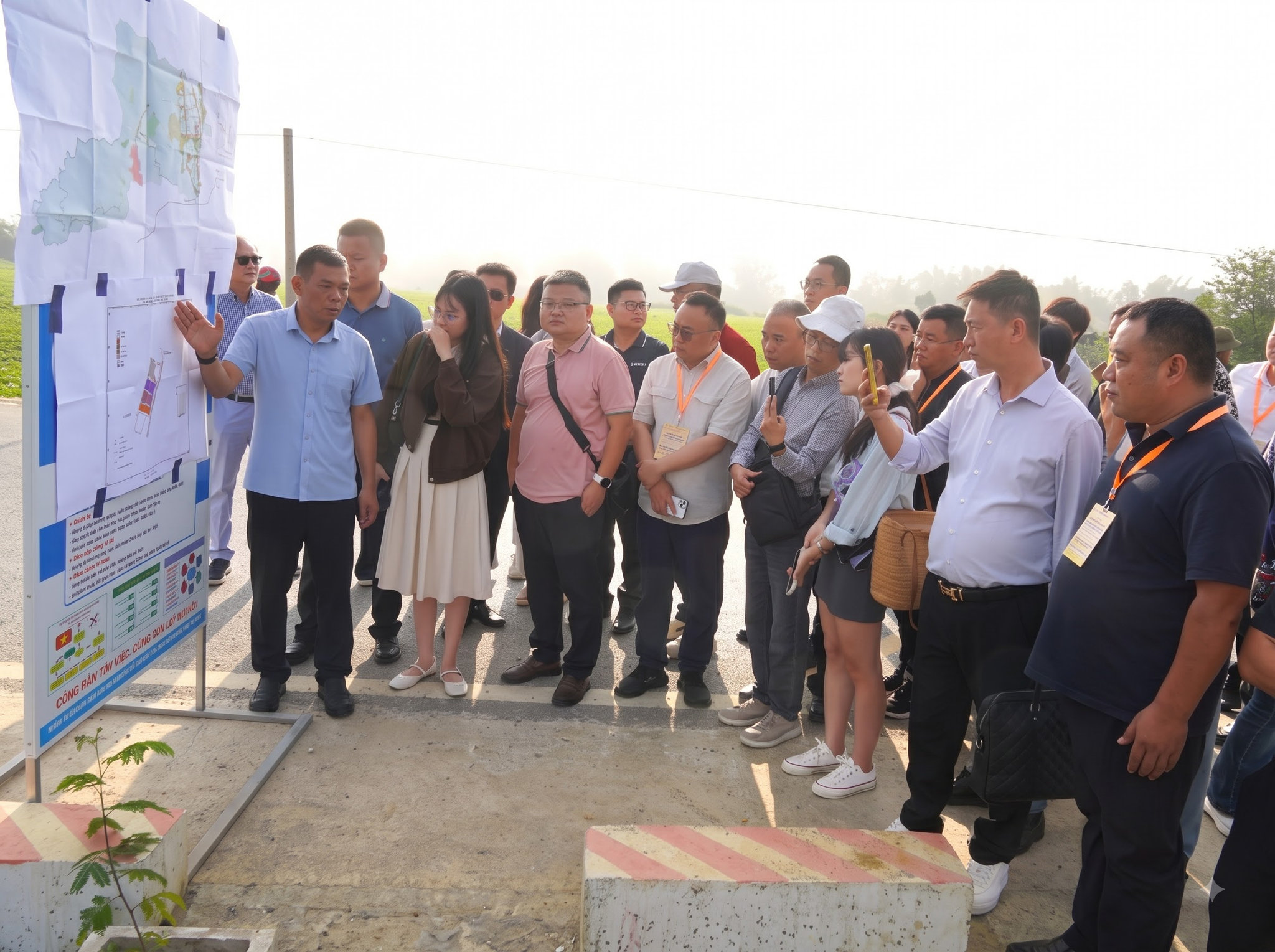 Đại biểu lắng nghe thông tin về Cụm công nghiệp Thanh Yên, Điện Biên