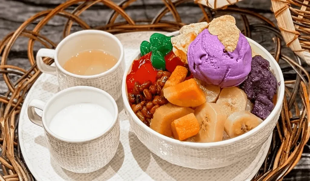 halo (1)Anh Điểm thú vị là Halo-halo không có một công thức cố định. Thành phần có thể thay đổi tùy quán ăn, vùng miền và sở thích của người chế biến. Có nơi thêm ngô ngọt, khoai lang hoặc các loại trái cây địa phương; nơi khác chú trọng khoai tím và kem để tạo vị béo ngậy. Sự đa dạng ấy khiến mỗi ly Halo-halo có thể mang diện mạo riêng.