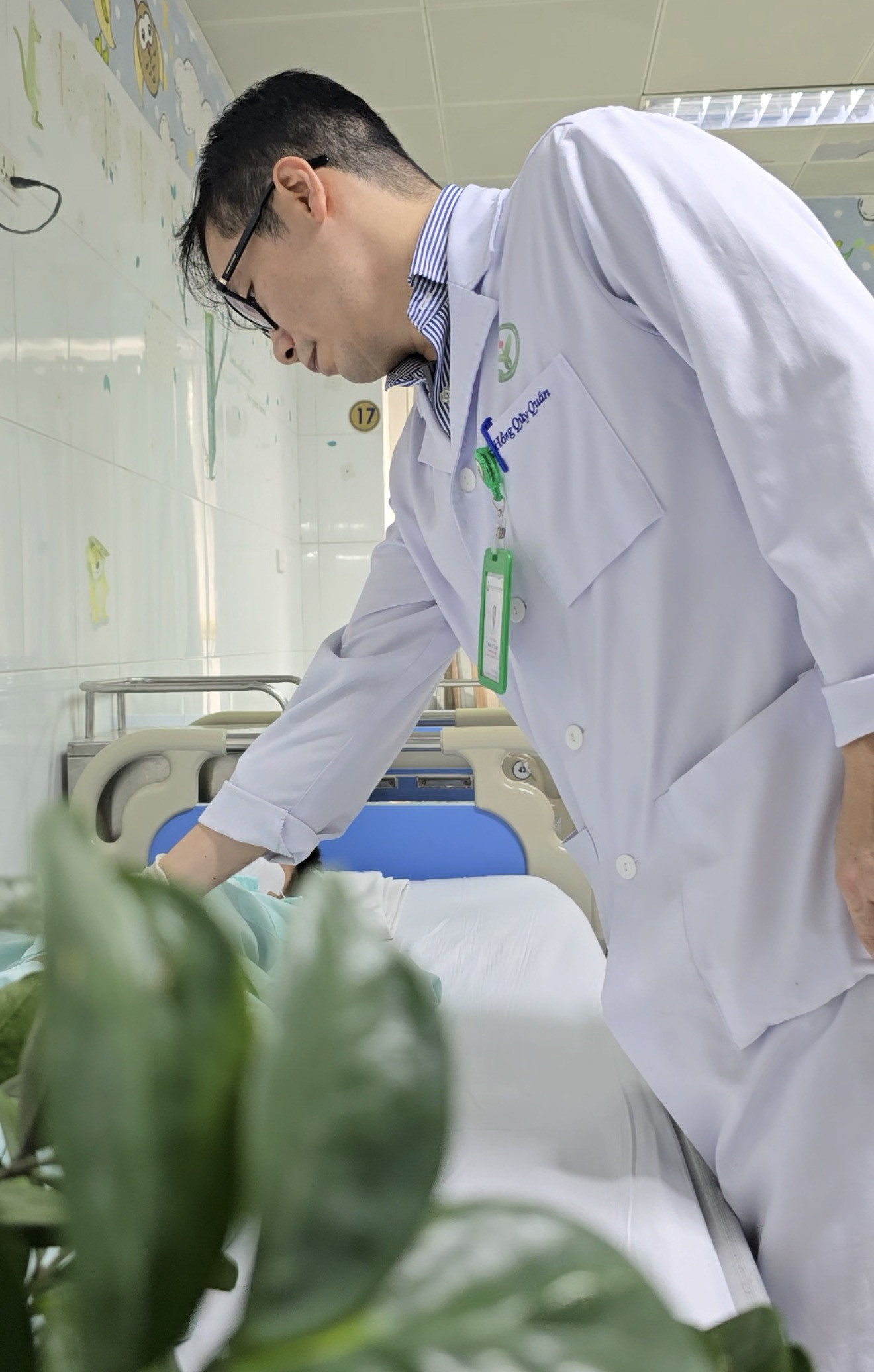 1.-ts.bs-hong-quy-quan-q.truong-khoa-phau-thuat-nhi-va-tre-so-sinh-benh-vien-huu-nghi-viet-duc-tham-kham-cho-benh-nhi-1.jpeg