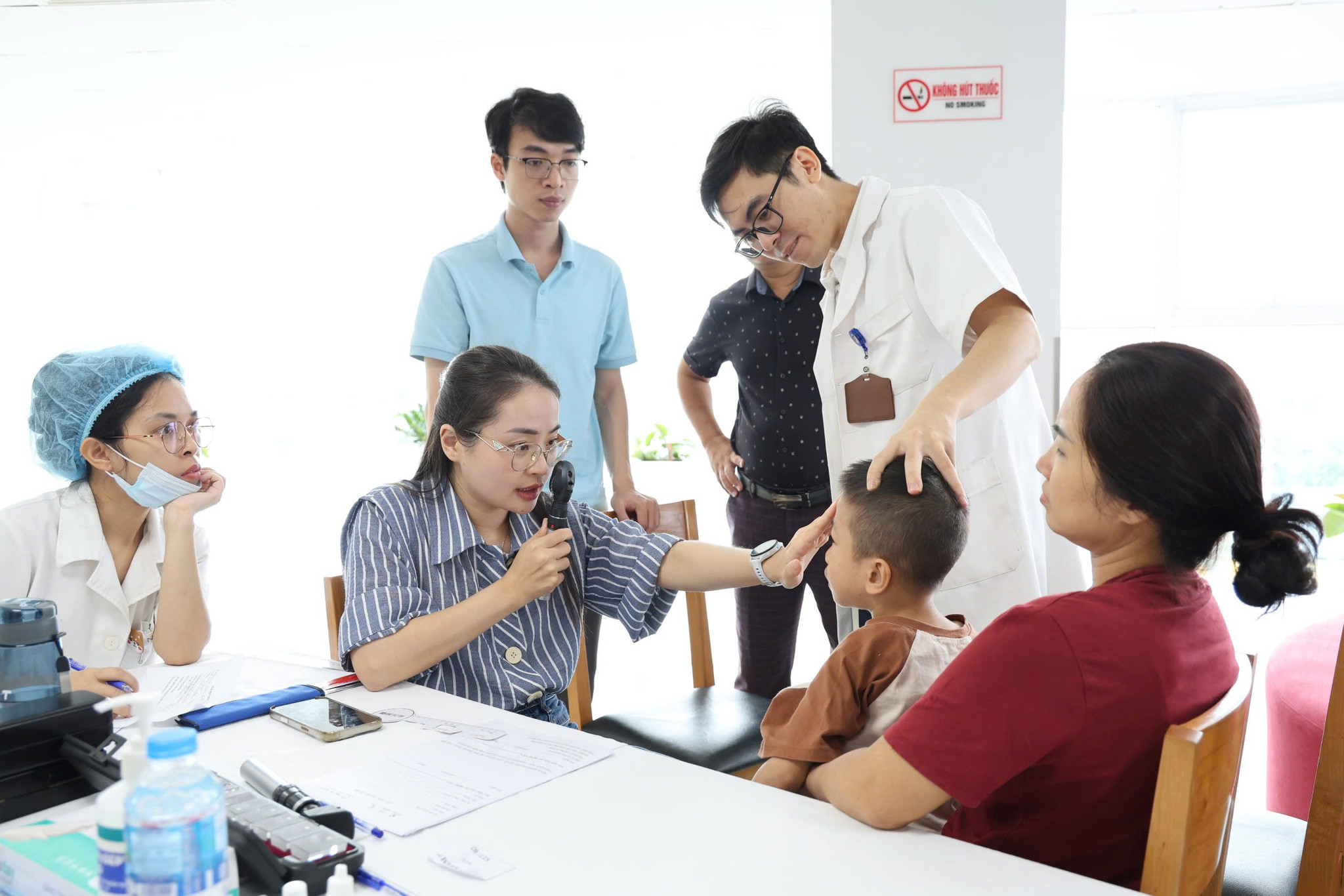 Bác sĩ khám sàng lọc, kiểm tra thị lực và tình trạng mắt cho trẻ em khuyết tật