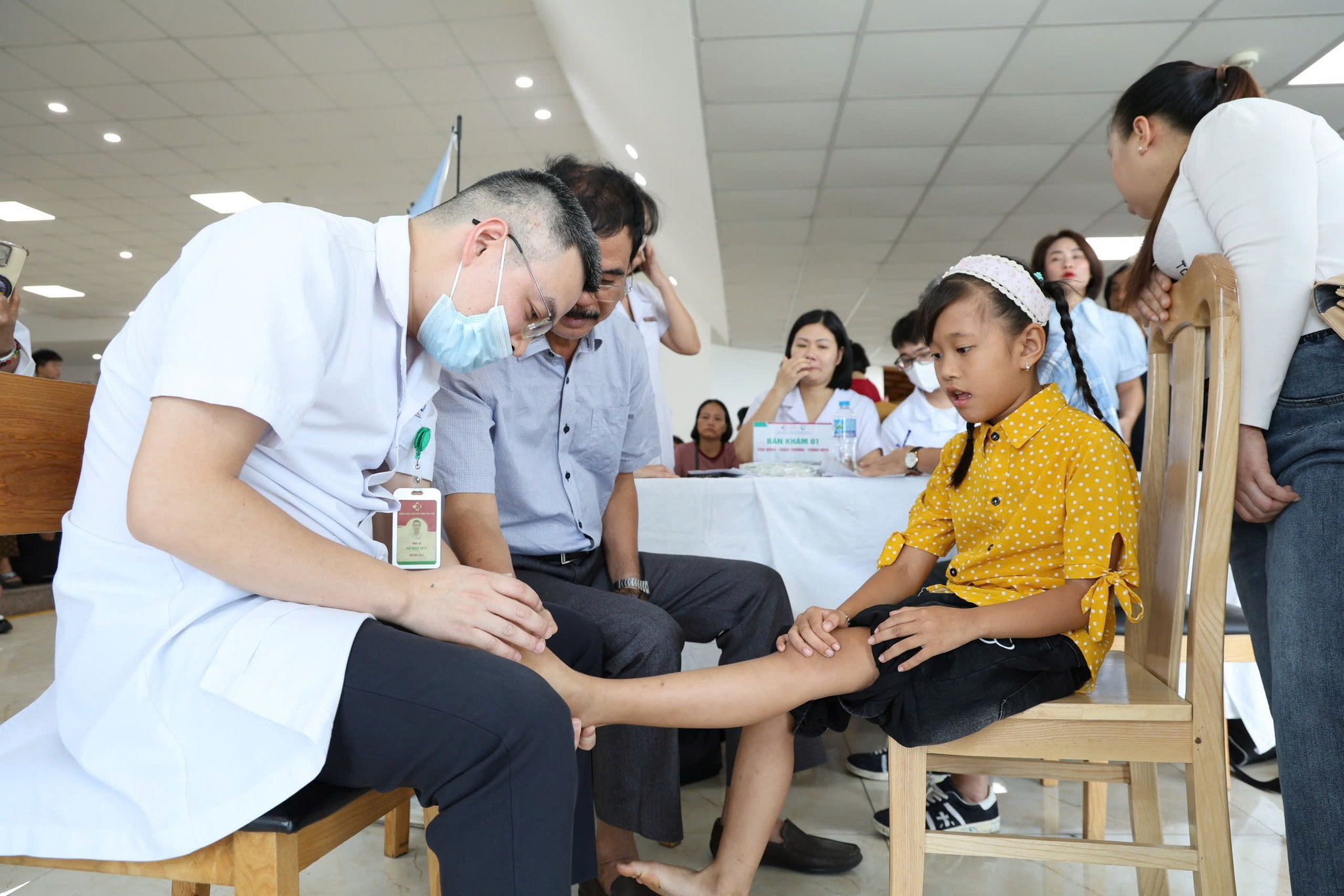 Bác sĩ kiểm tra tình trạng hồi phục của trẻ sau phẫu thuật, đánh giá kết quả điều trị và hướng dẫn chăm sóc phù hợp