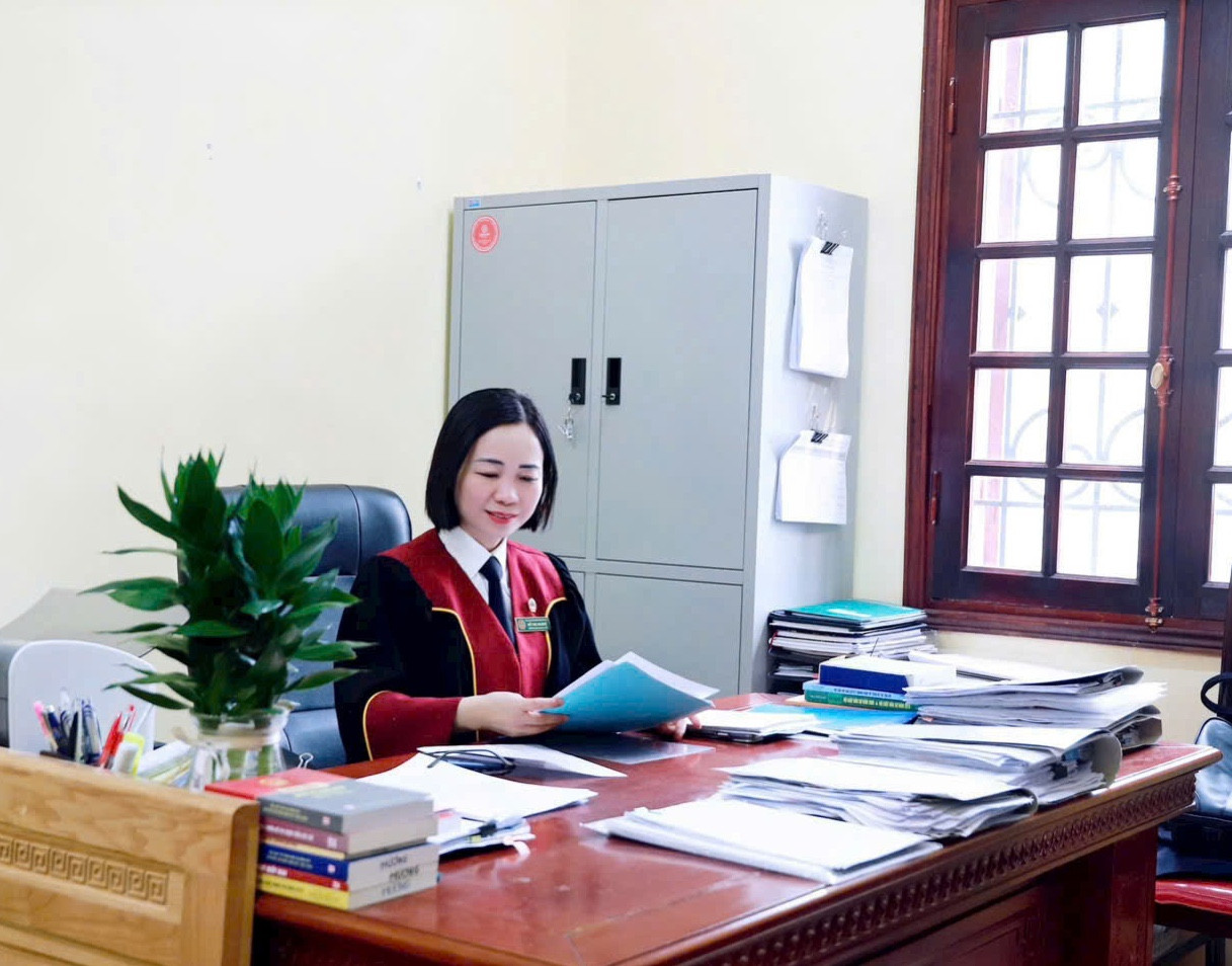 Thẩm phán Đỗ Thu Hương, Chánh tòa Tòa Dân sự, TAND tỉnh Lào Cai luôn tâm huyết với công việc.