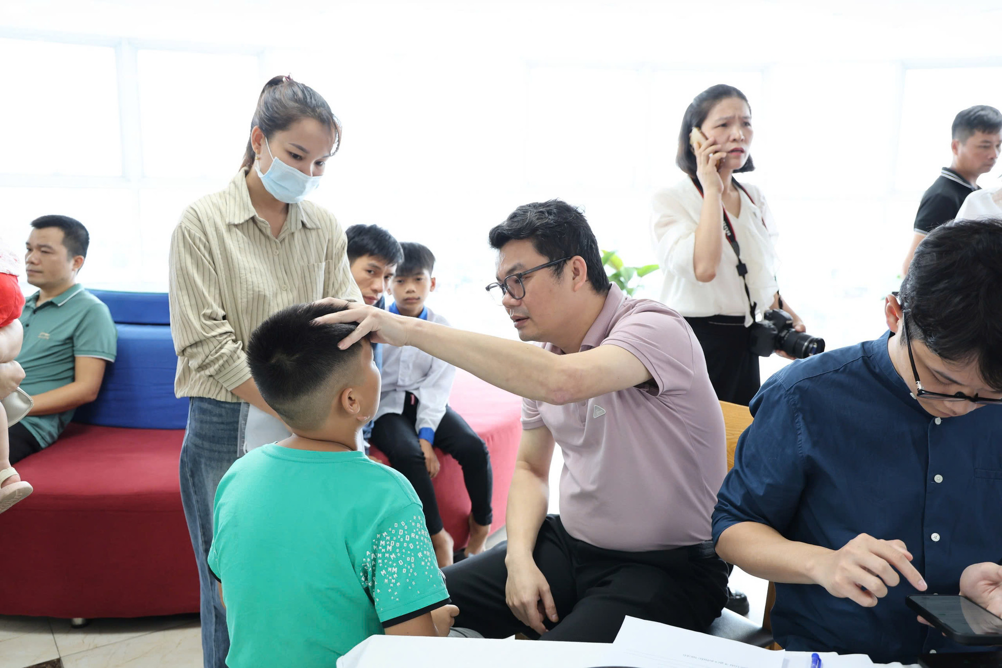 Các chuyên gia, bác sĩ kiểm tra, đánh giá tình trạng khuyết tật ở trẻ