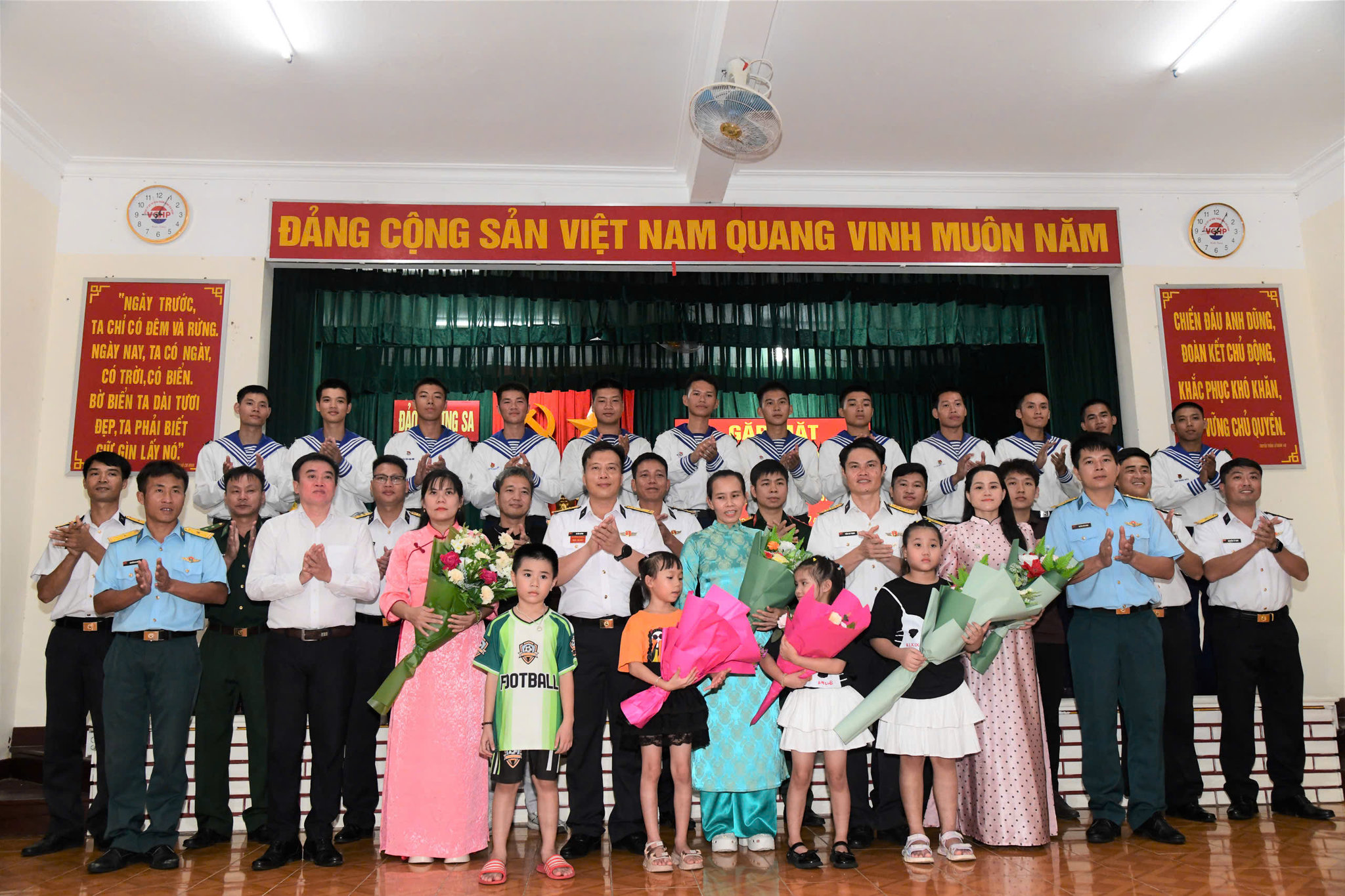 Cán bộ, chiến sĩ, các lực lượng trên đảo Trường Sa tặng hoa chúc mừng phụ nữ trên đảo