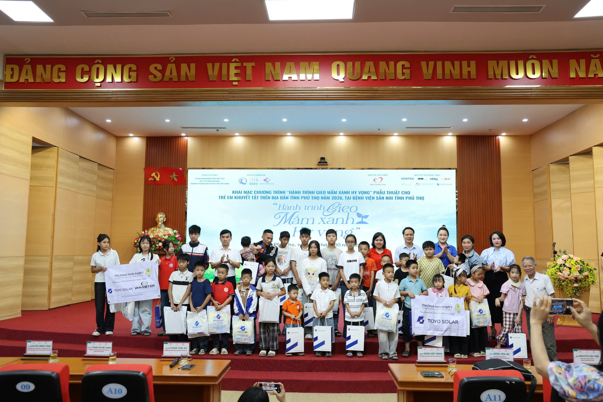 Đại diện Ban tổ chức và các đơn vị tài trợ tặng quà động viên trẻ em có hoàn cảnh khó khăn tại chương trình