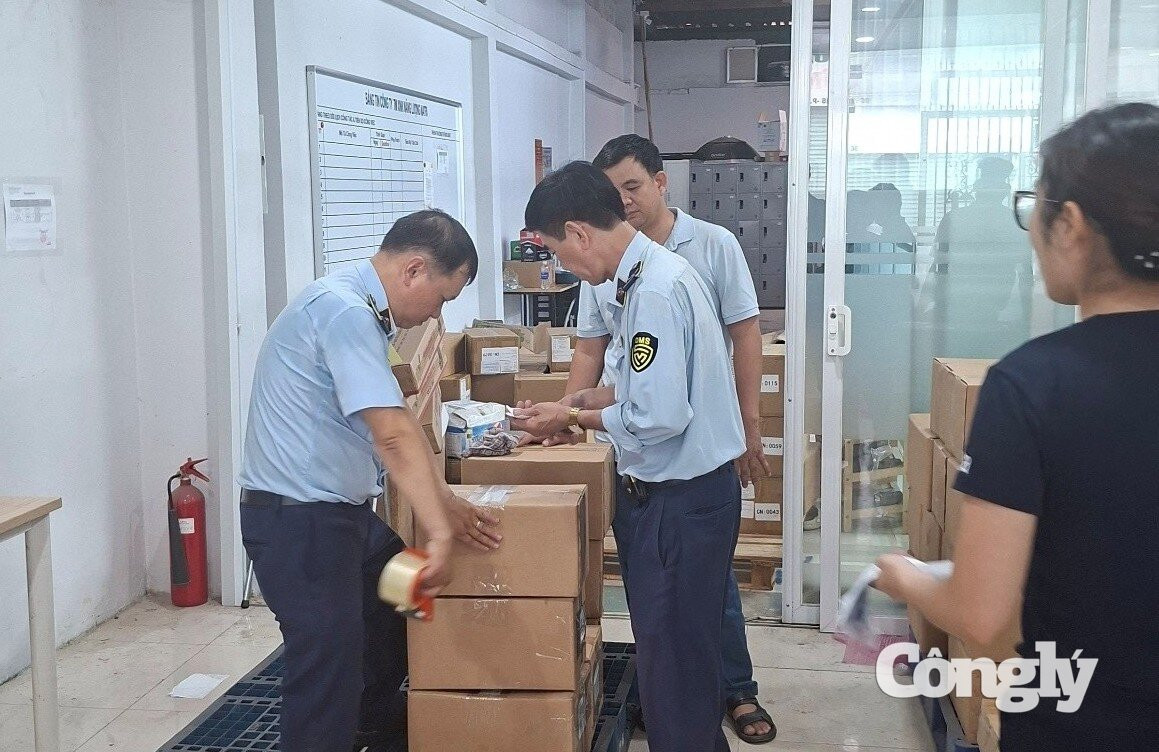 QLTT TP.HCM tạm giữ 16.440 bình ắc quy nghi xâm phạm quyền sở hữu trí tuệ.