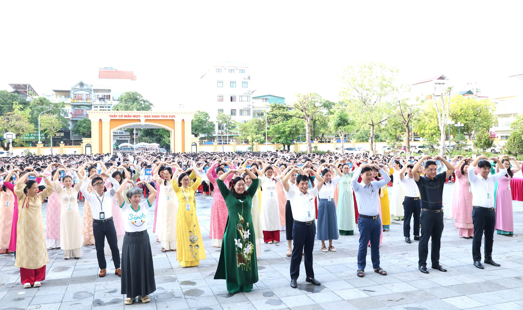 Thầy cô, Hội Phụ huynh và học sinh hòa mình trong giai điệu tập thể.