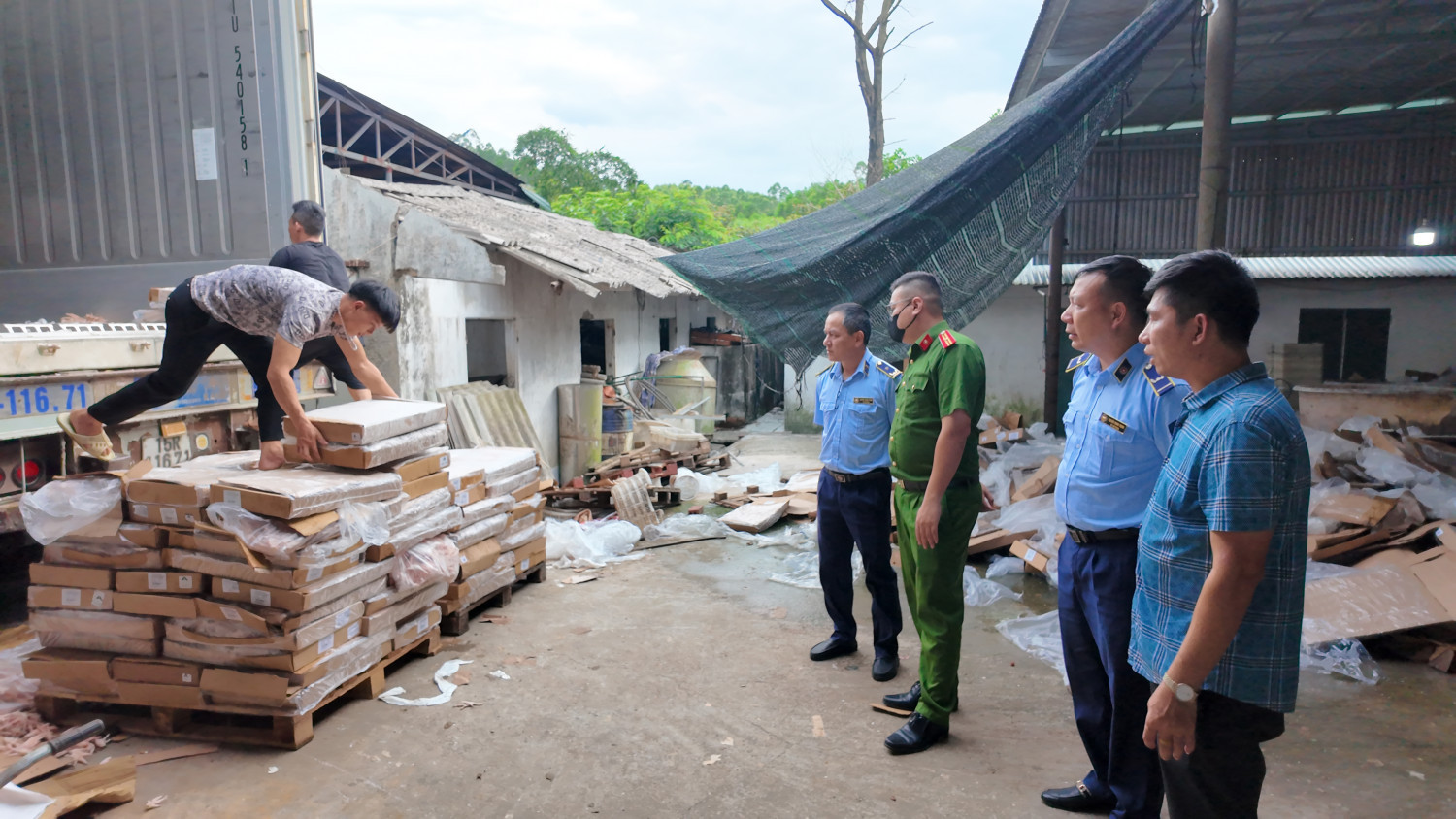 Lực lượng chức năng phát hiện xử lý các đối tượng vận chuyển chân gà không rõ nguồn gốc xuất xứ.