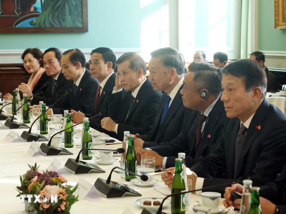 Tổng Bí thư, Chủ tịch nước Tô Lâm và thành viên đoàn cấp cao Việt Nam tại cuộc hội kiến Chủ tịch Quốc hội Đan Mạch Henrik Frandsen. (Ảnh: Thống Nhất/TTXVN) ttxvn_tong-bi-thu-chu-tich-nuoc-to-lam-hoi-kien-chu-tich-quoc-hoi-dan-mach-5.jpg