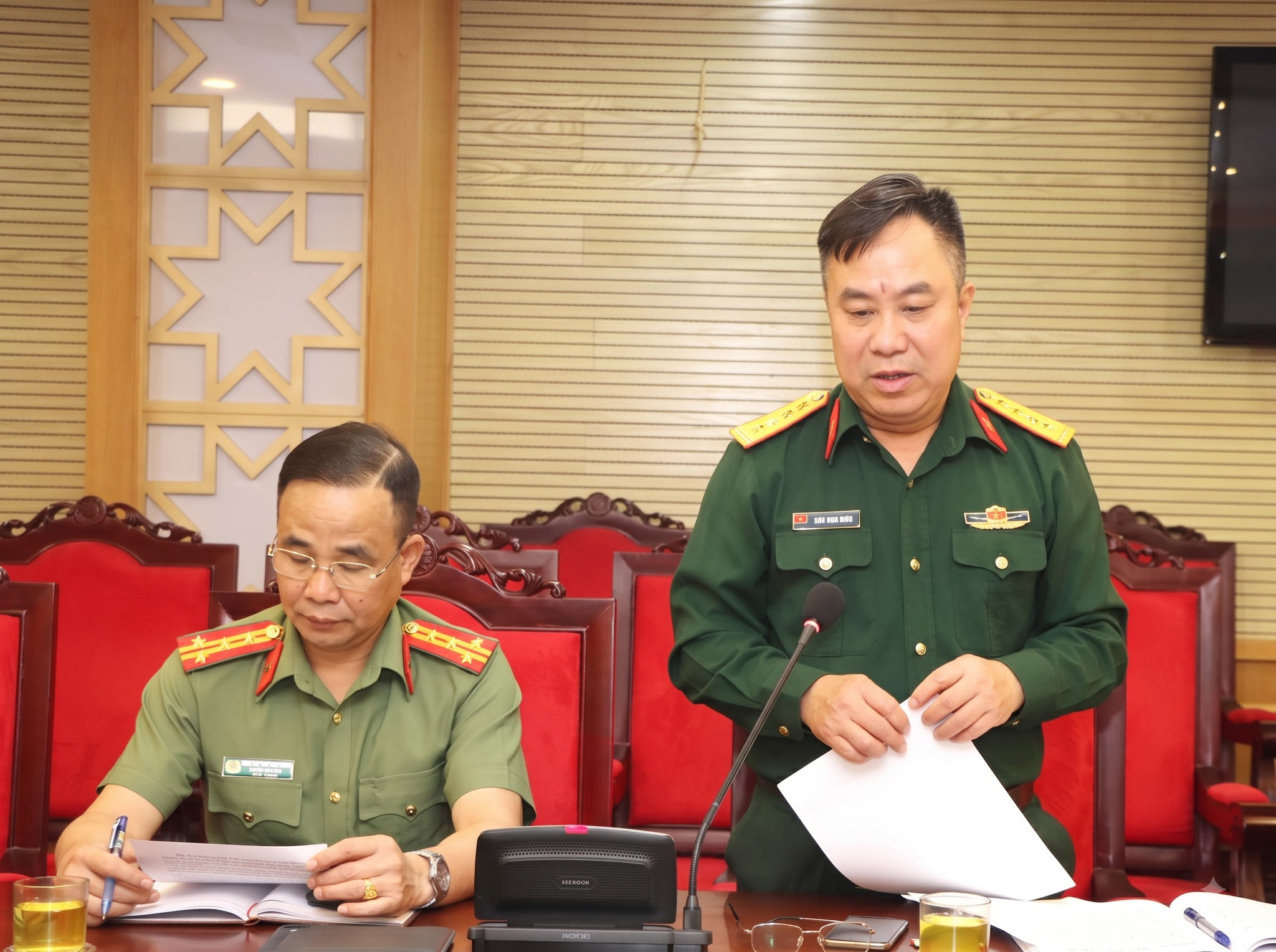 Lãnh đạo Bộ CHQS tỉnh Sơn La phát biểu tại cuộc họp.