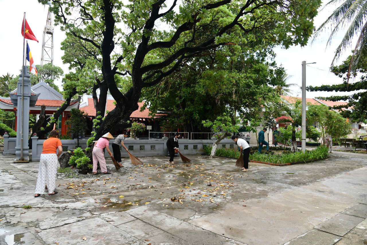 Phụ nữ đảo Sinh Tồn quét dọn vệ sinh khu dân cư