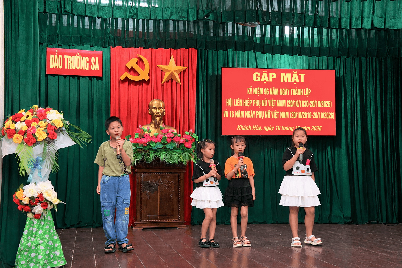Tiết mục văn nghệ của các cháu thiếu nhi đảo Trường Sa chúc mừng các mẹ