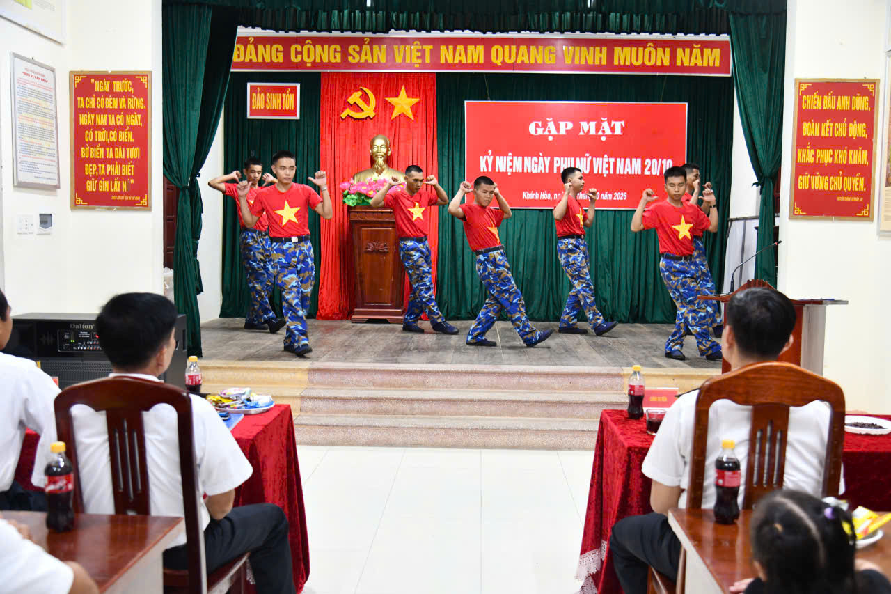 Tiết mục văn nghệ do các chiến sĩ đảo Sinh Tồn gửi tặng các chị nhân ngày 20.10.
