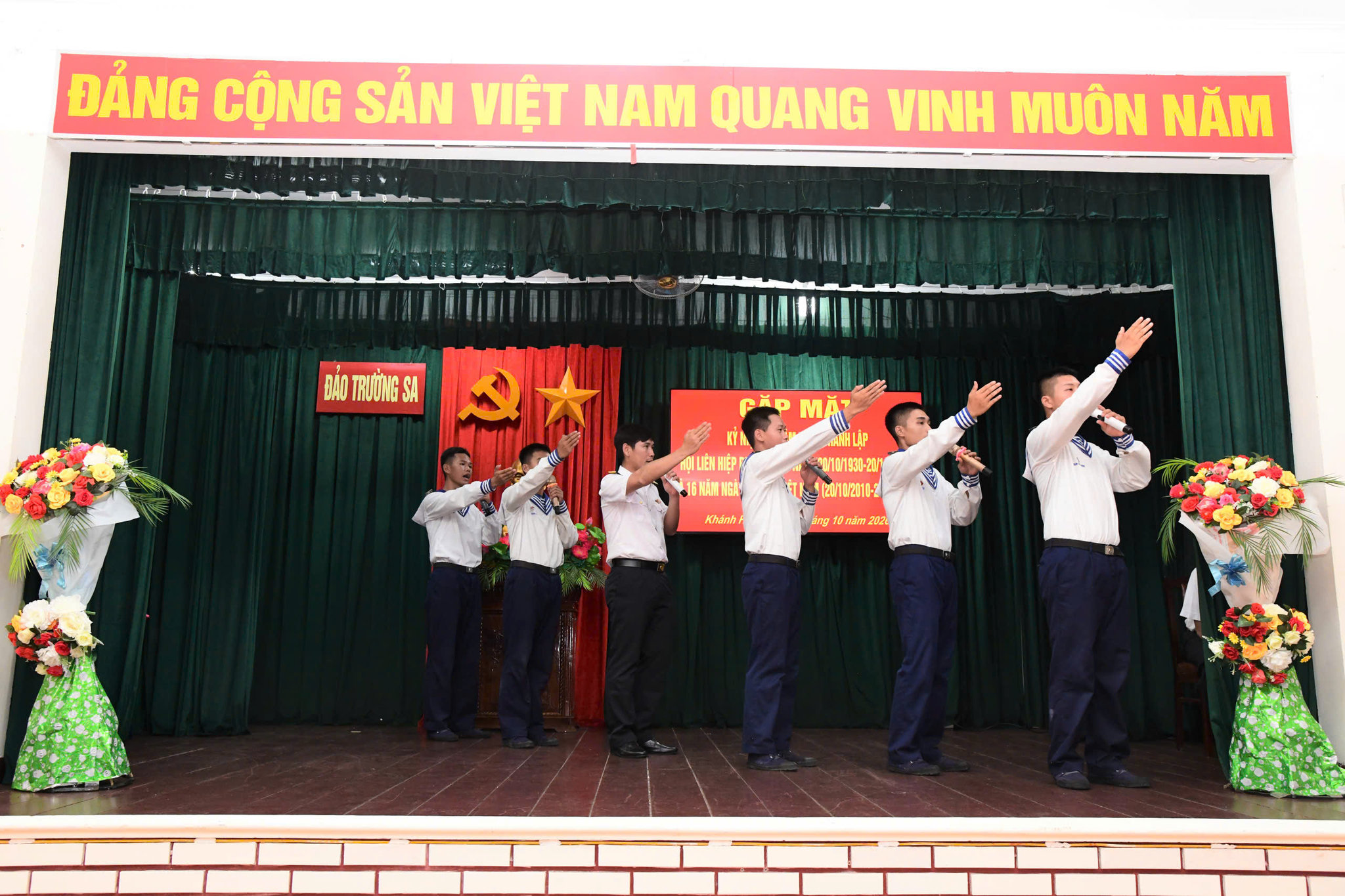 Tiết mục văn nghệ do các chiến sĩ đảo Trường Sa gửi tặng các chị nhân ngày 20.10