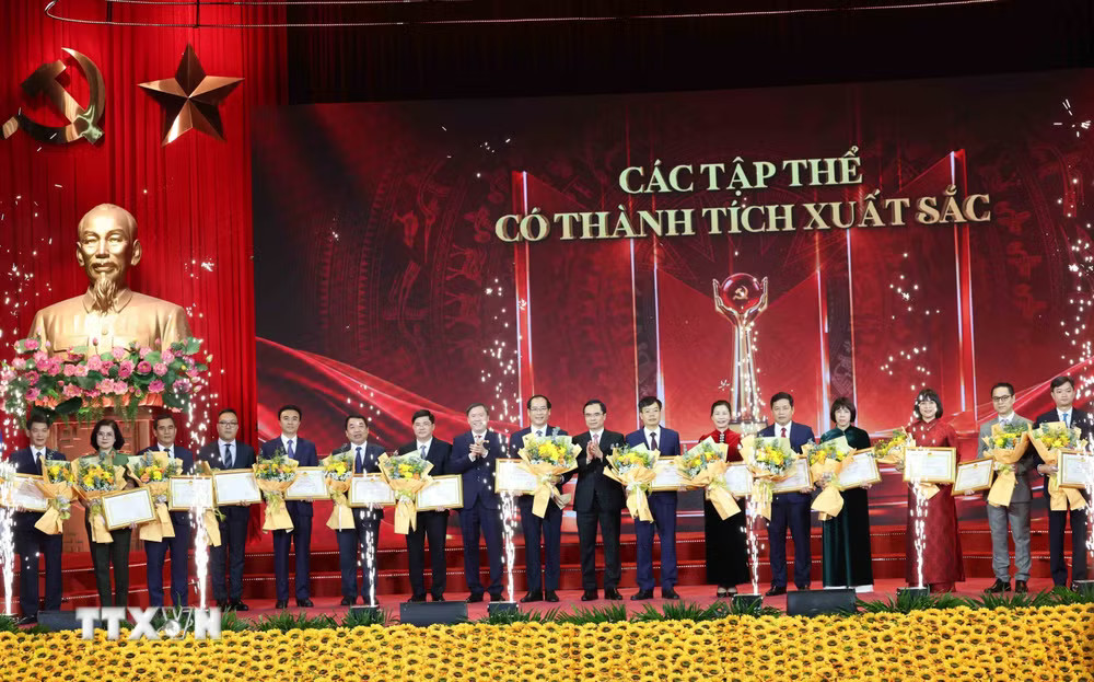 Ban Tổ chức trao giải Các tác tập thể có thành tích xuất sắc. (Ảnh: Phương Hoa/TTXVN) ttxvn_thuong-truc-ban-bi-thu-tran-cam-tu-du-le-trao-giai-cuoc-thi-chinh-luan-ve-bao-ve-nen-tang-tu-tuong-cua-dang-9.jpg