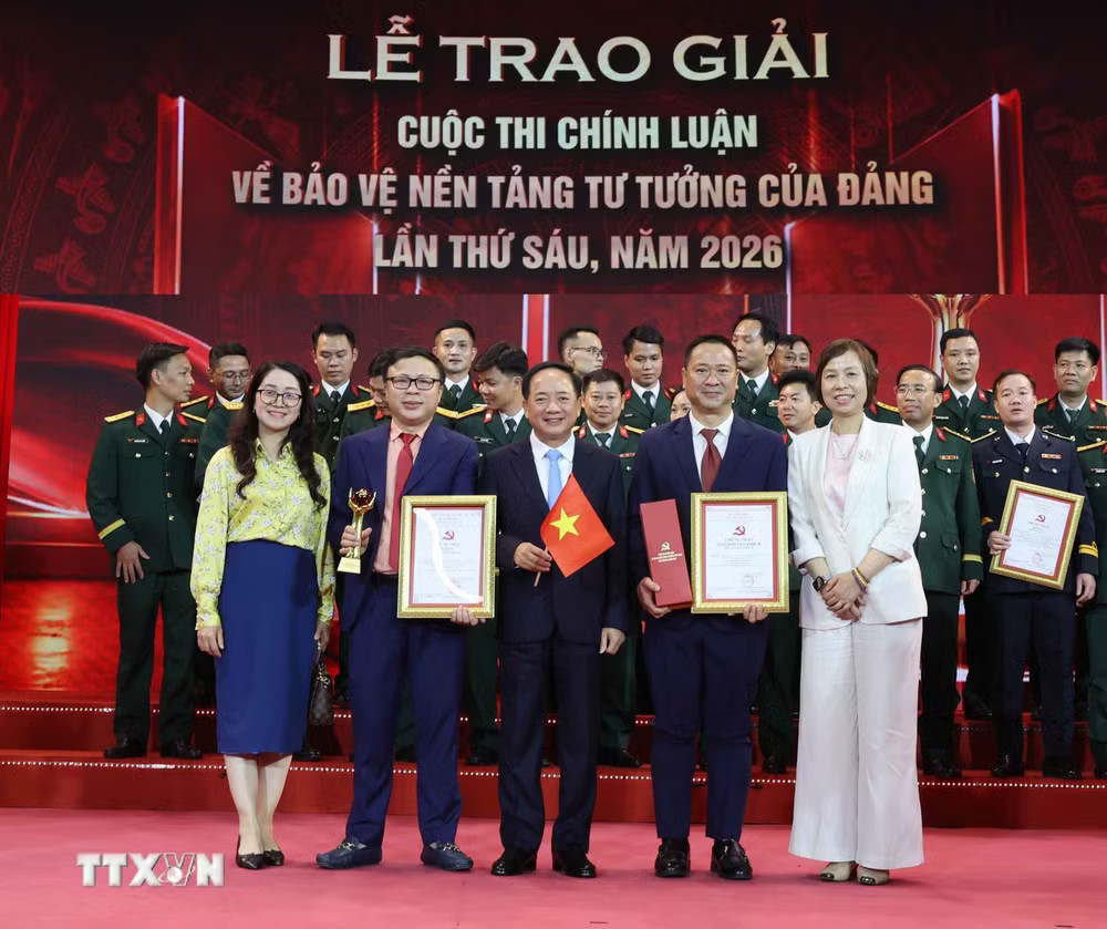 Đồng chí Trịnh Văn Quyết, Ủy viên Bộ Chính trị, Bí thư Trung ương Đảng, Trưởng Ban Tuyên giáo Trung ương và đồng chí Vũ Việt Trang, Uỷ viên Ban Thường vụ Đảng uỷ các cơ quan Đảng Trung ương, Bí thư Đảng uỷ, Tổng giám đốc TTXVN, Phó trưởng Ban Tuyên giáo Trung ương cùng các tác giả đoạt giải của đơn vị Thông tấn xã Việt Nam. (Ảnh: Phương Hoa/TTXVN) ttxvn_thuong-truc-ban-bi-thu-tran-cam-tu-du-le-trao-giai-cuoc-thi-chinh-luan-ve-bao-ve-nen-tang-tu-tuong-cua-dang-14.jpg